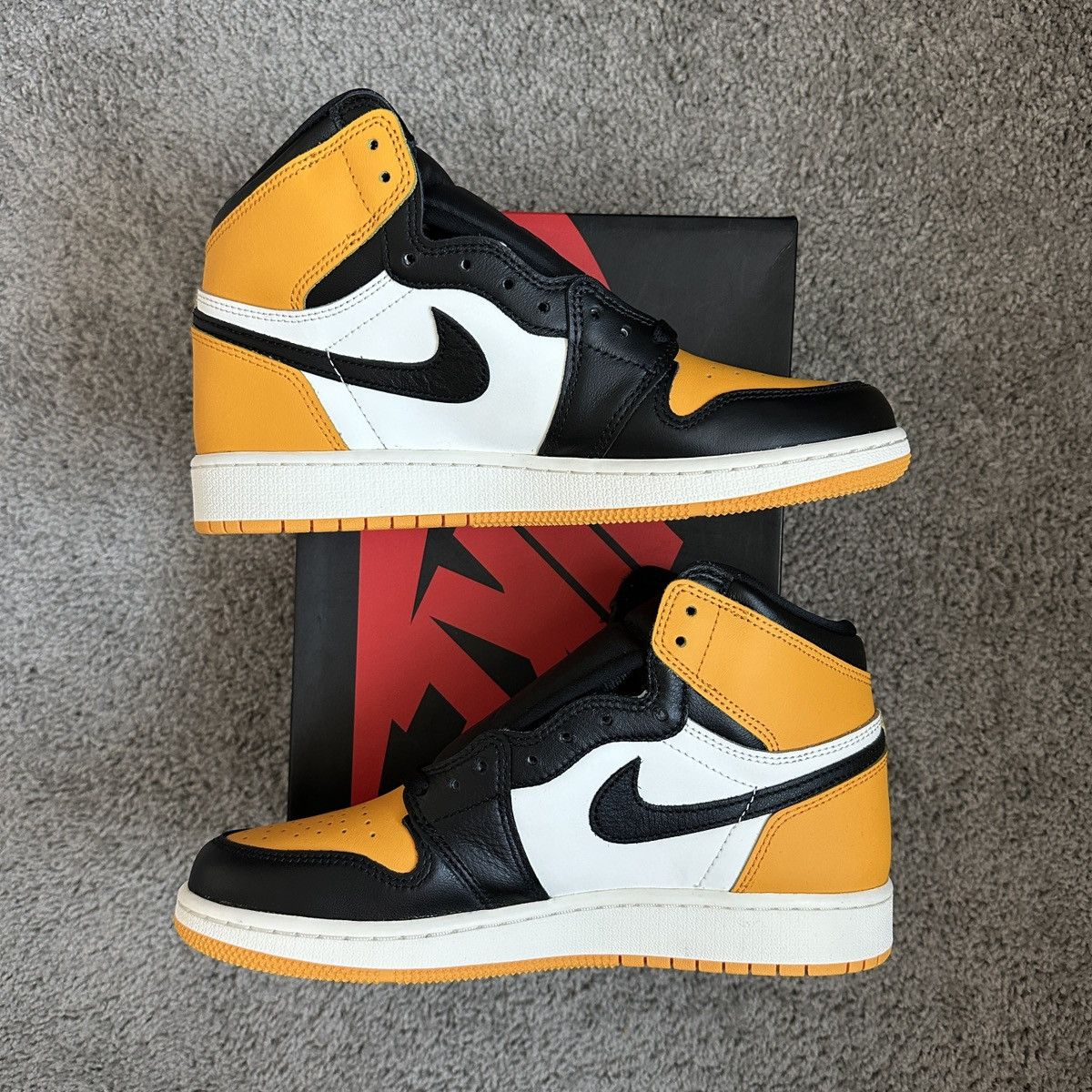 Jordan Brand × Nike Air Jordan Retro 1 Taxi GS Size US 7 / EU 40 - 2 Thumbnail