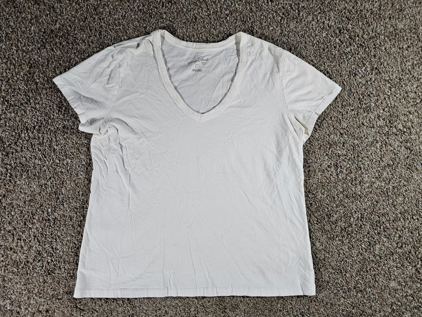 Other Universal Thread white vneck L Size L / US 10 / IT 46 - 1 Thumbnail