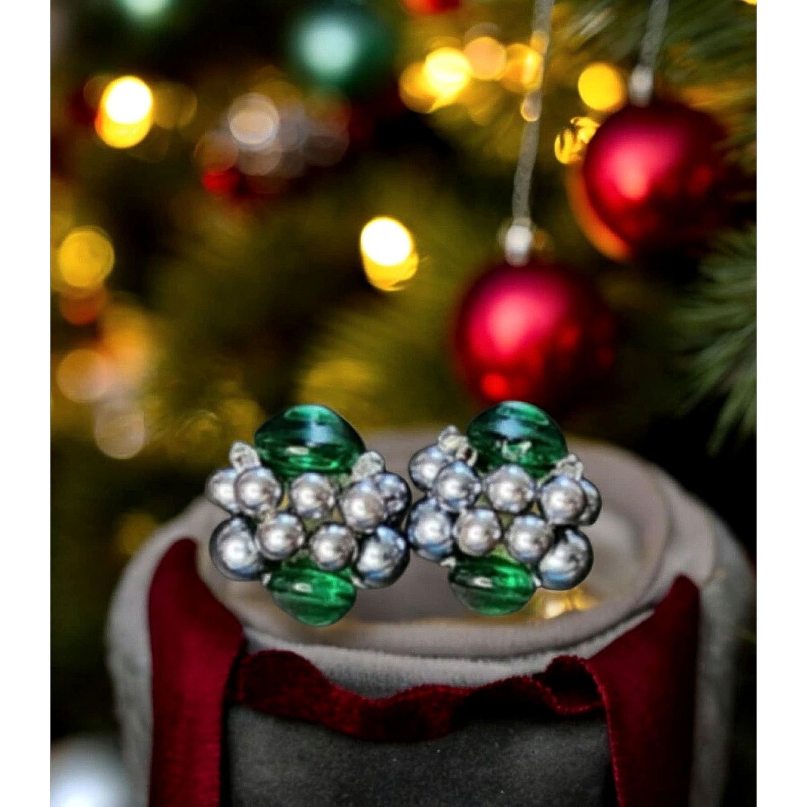 The Unbranded Brand Vintage gray pearls, green glass bead clip-on earrings Japan Size ONE SIZE - 1 Thumbnail