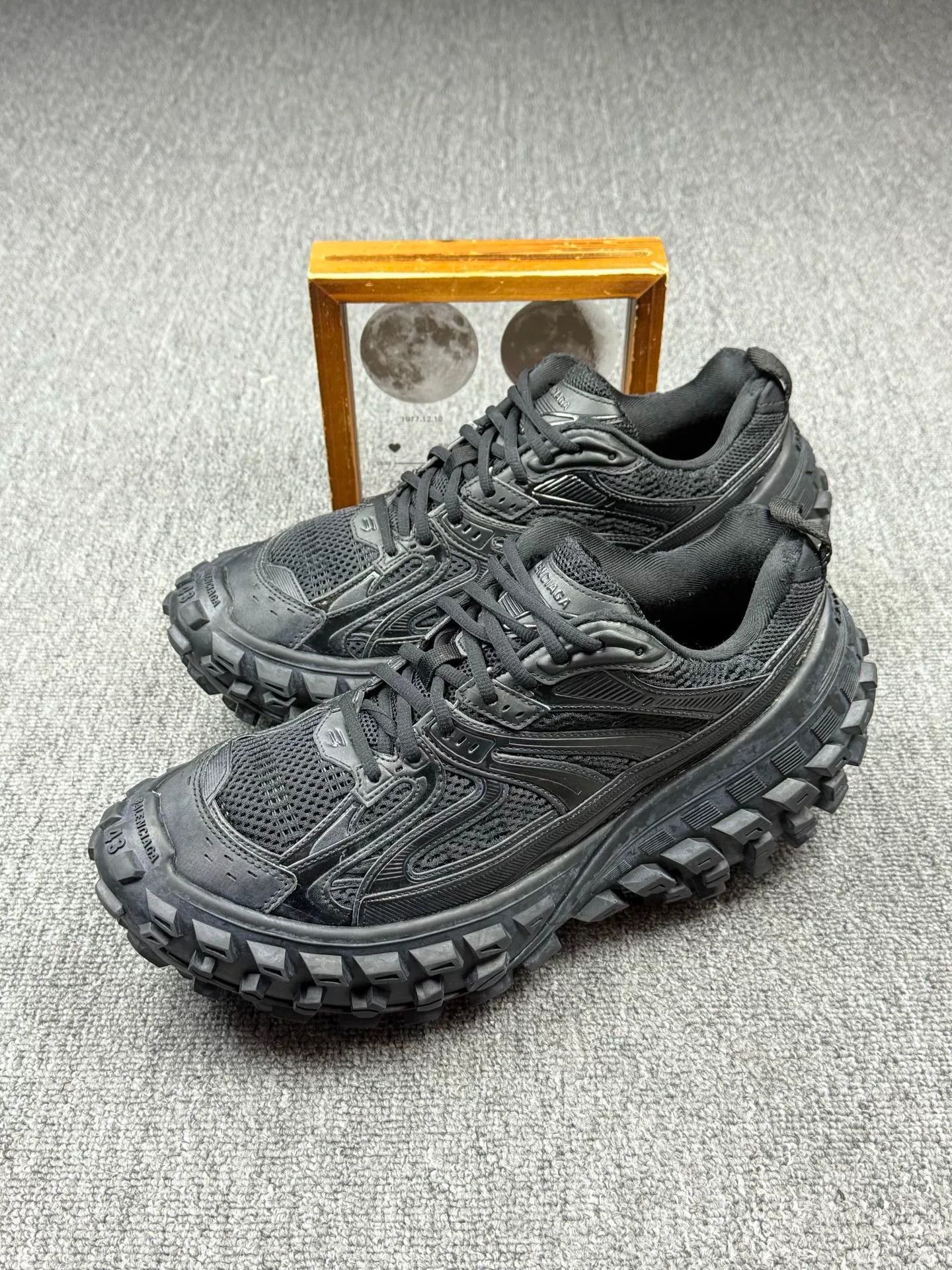 Balenciaga Balenciaga Black Lowtop Sneakers 10 Men Size US 10 / EU 43 - 1 Thumbnail