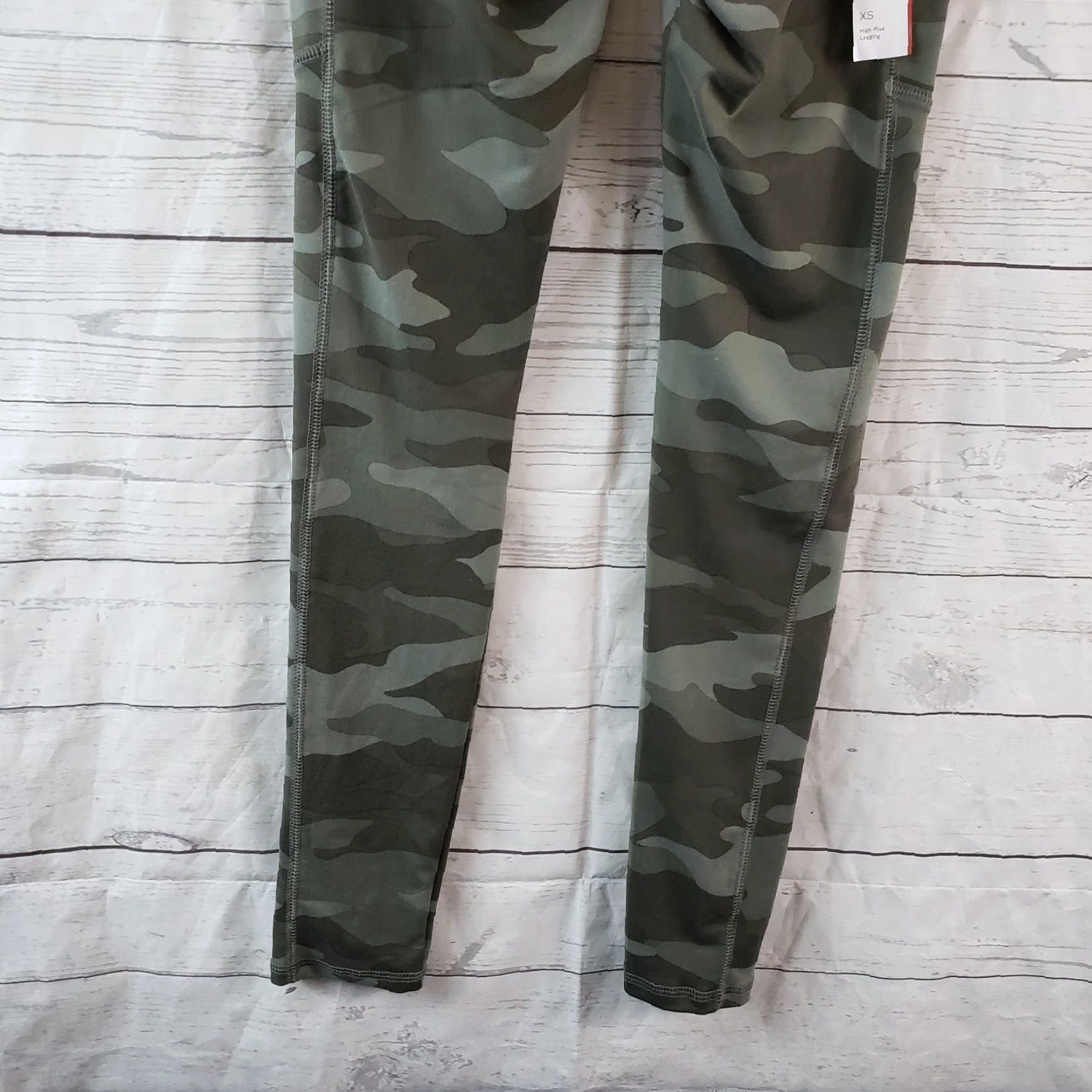 Vintage VINTAGE? No. Wild Fable Leggings Womens XS Green Camouflage Pockets High Rise Inseam 27.5 in Regular XS Leggings Women Green Camouflage Pockets Size 26" / US 2 / IT 38 - 5 Thumbnail