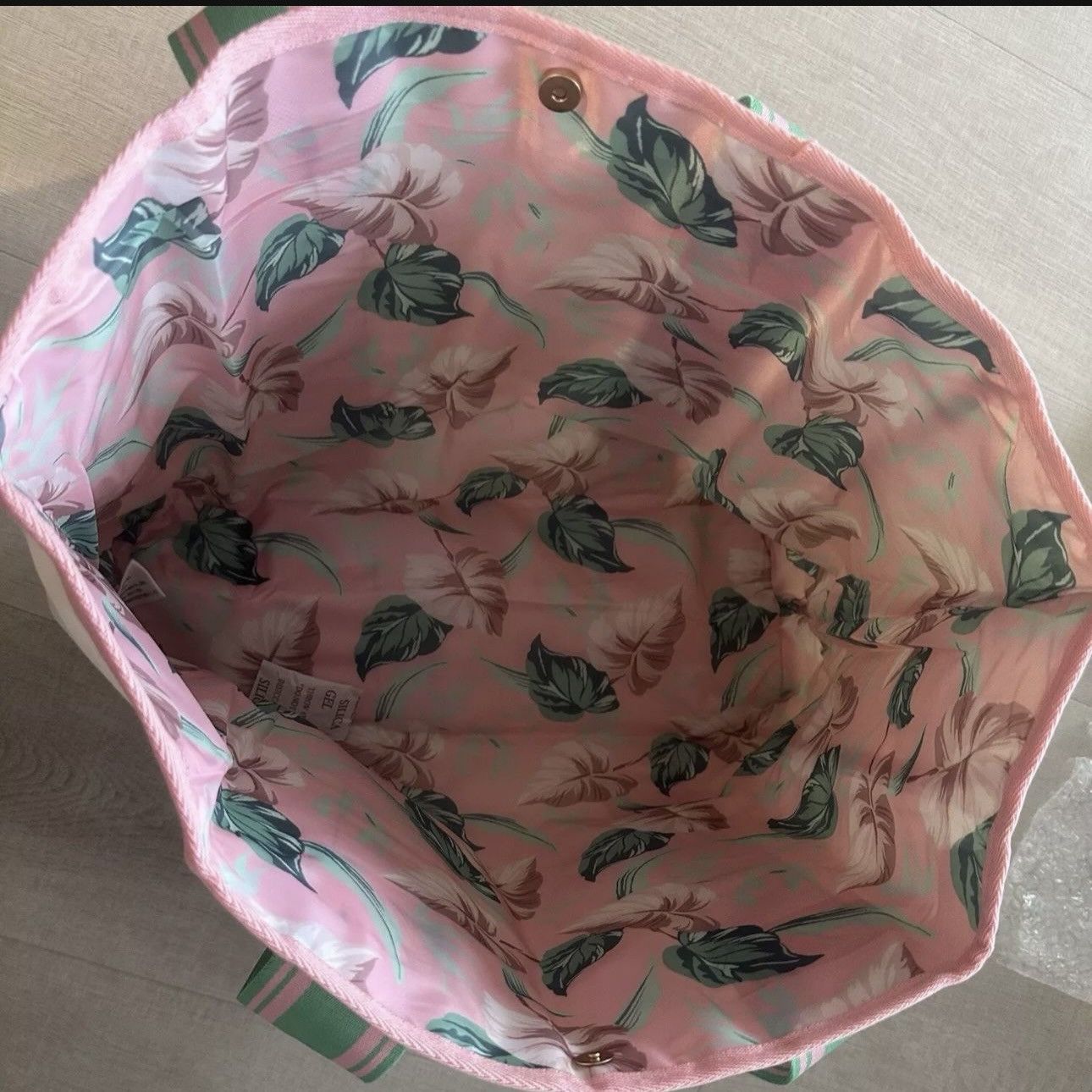 Victoria's Secret New big Victoria Secret beige and green original price $49 Size ONE SIZE - 4 Thumbnail