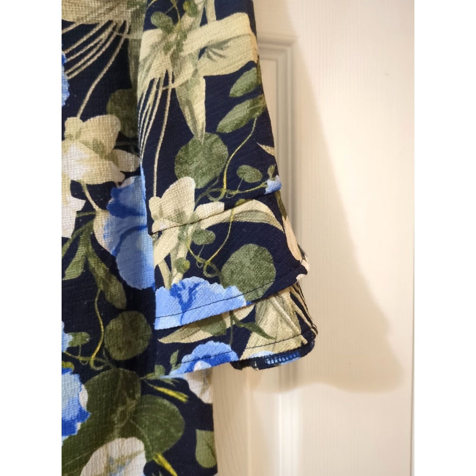 Vintage New York and Company Womens Blouse M Floral Blue Short Sleeve Polyester Top Blouse Female Flower Lightweight Size M / US 6-8 / IT 42-44 - 2 Thumbnail