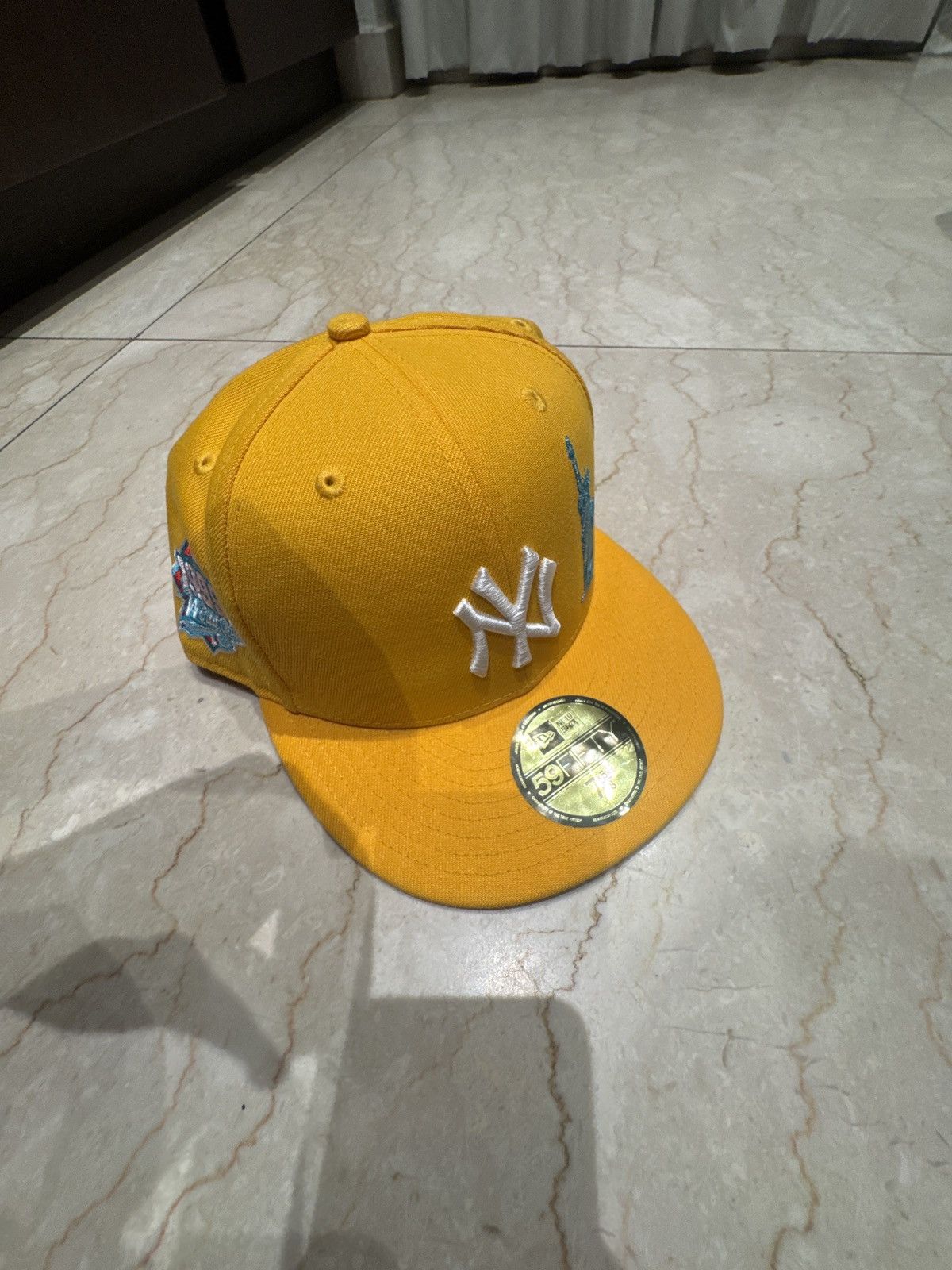 New Era Yankees Yellow Fitted Pink Brim 1999 World Series edition Size ONE SIZE - 2 Thumbnail