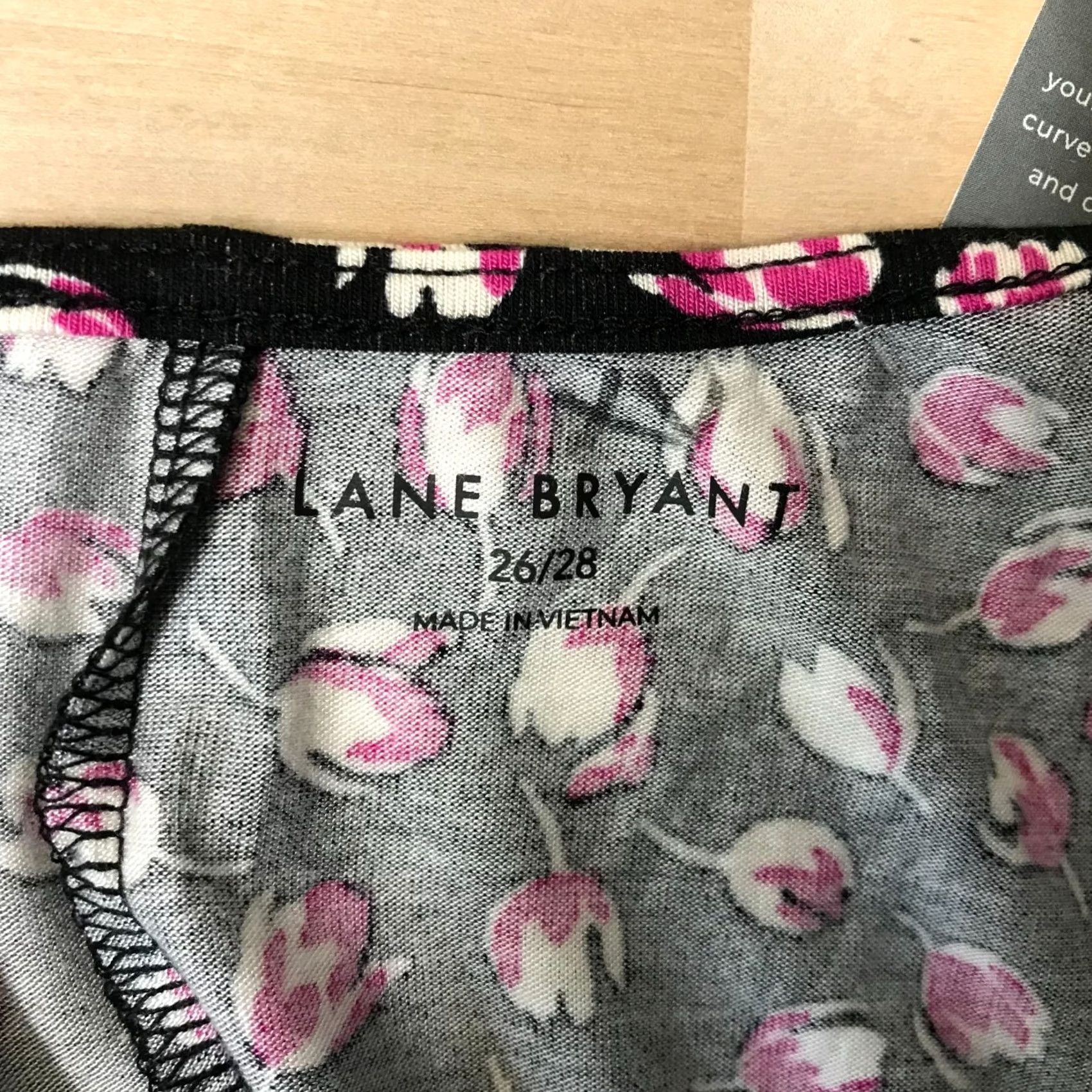 Vintage LANE BRYANT - WOMEN'S 26/28 - BLACK FLORAL LONG SLEEVE CRISS CROSS V NECK TOP Size 4XL / US 24-26 - 7 Thumbnail