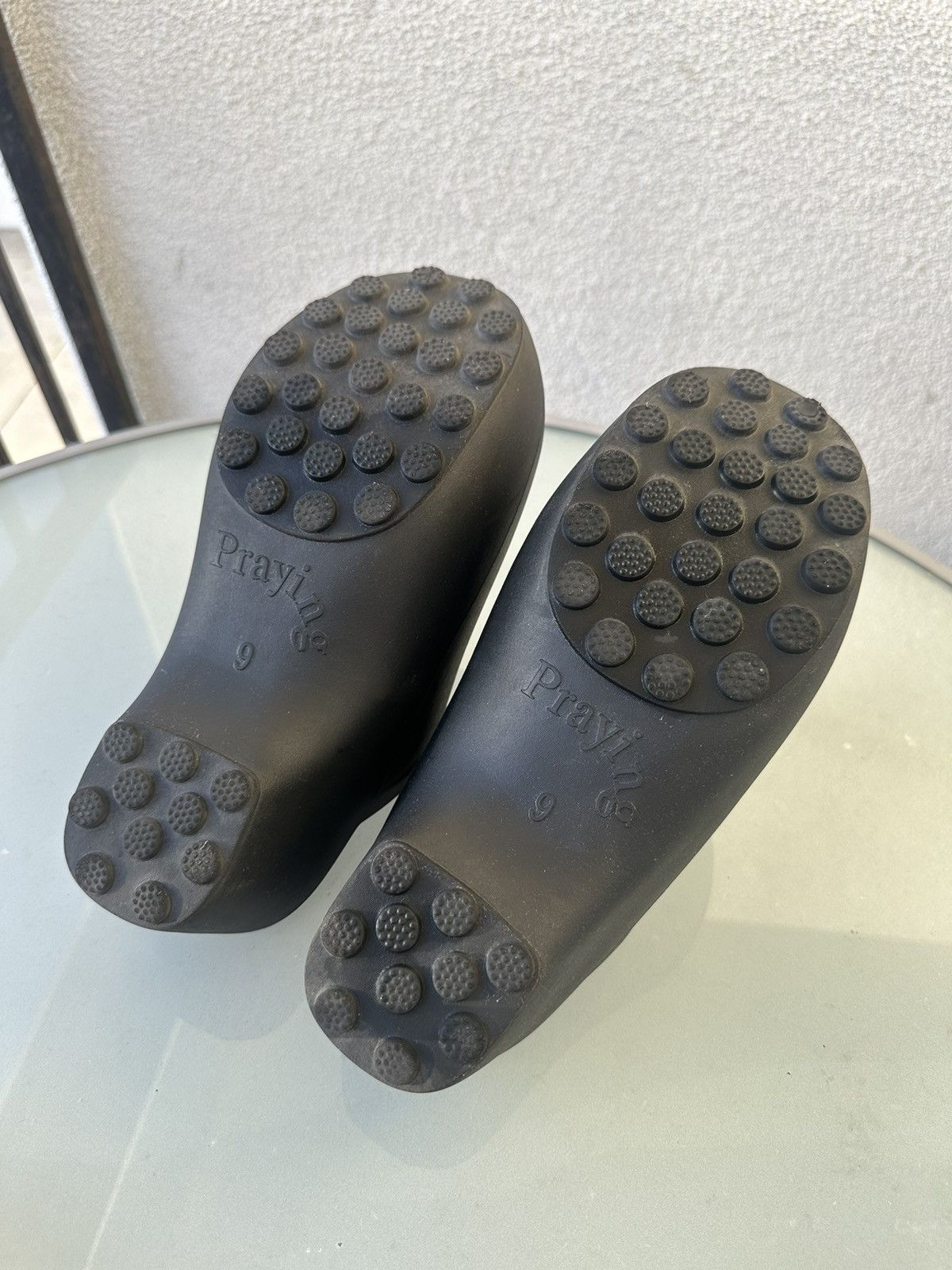 【関税込み】Praying ブラック Praying クロッグ Praying Praying Clogs in Black | Grailed