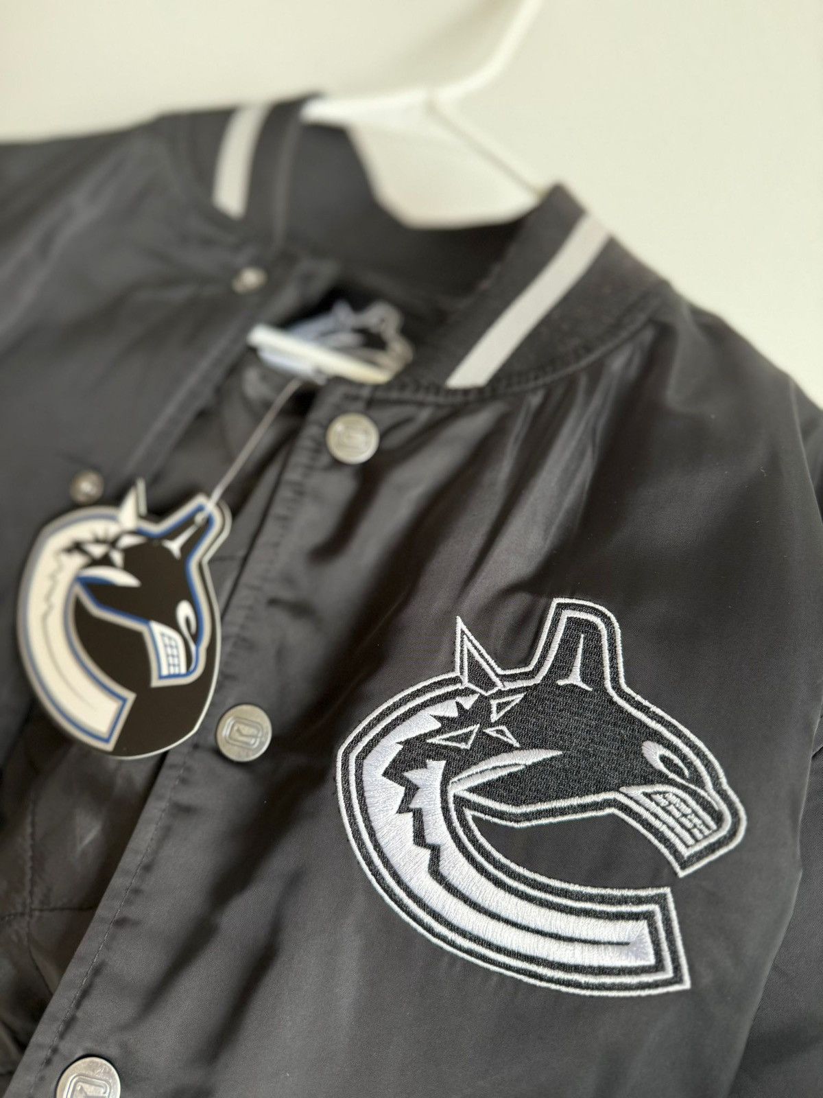 Other Official Bomber Jacket Vancouver Canucks Size US M / EU 48-50 / 2 - 3 Thumbnail