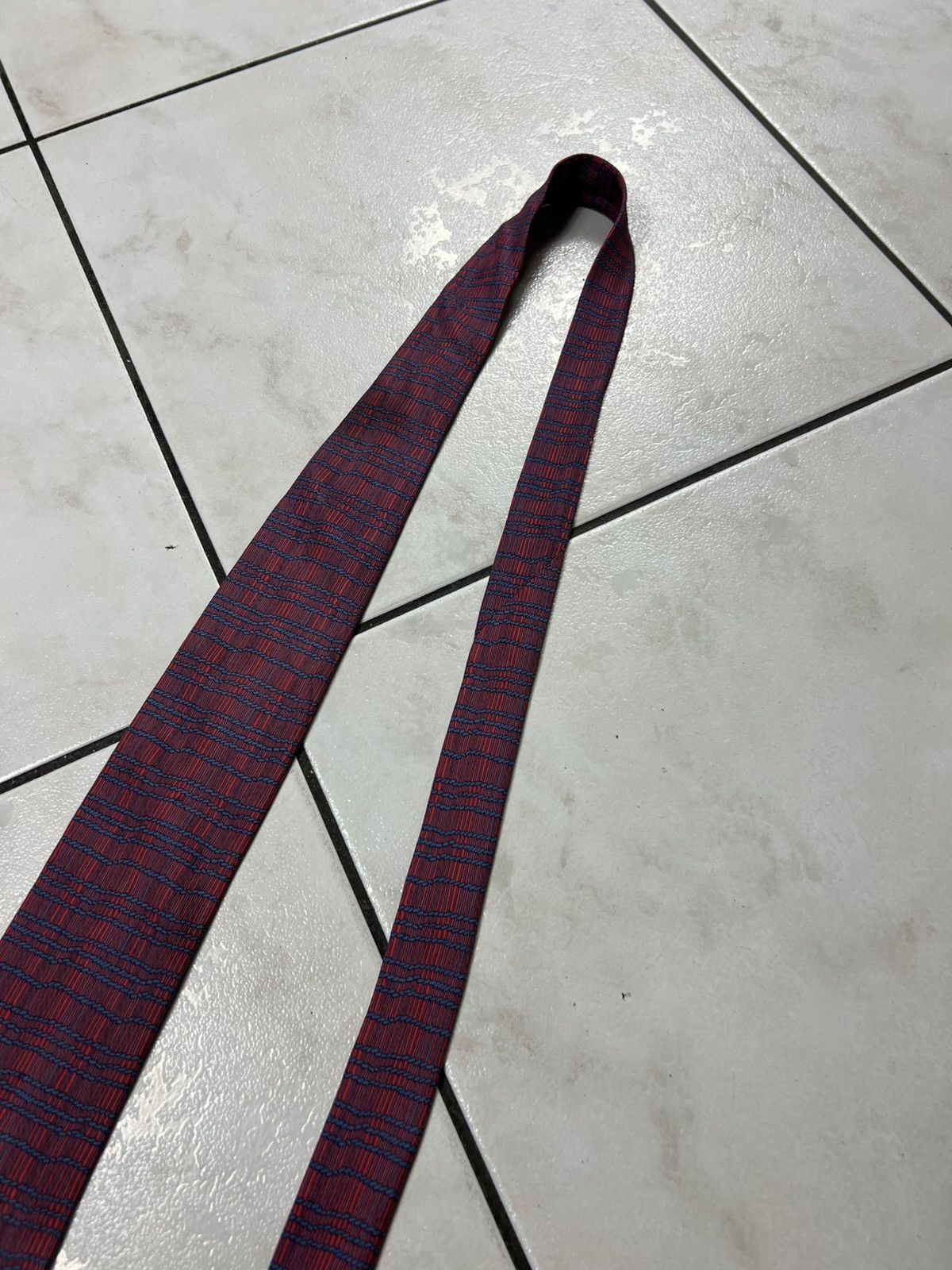 Vintage Hermes Paris silk tie luxury 7820 MA patterned red