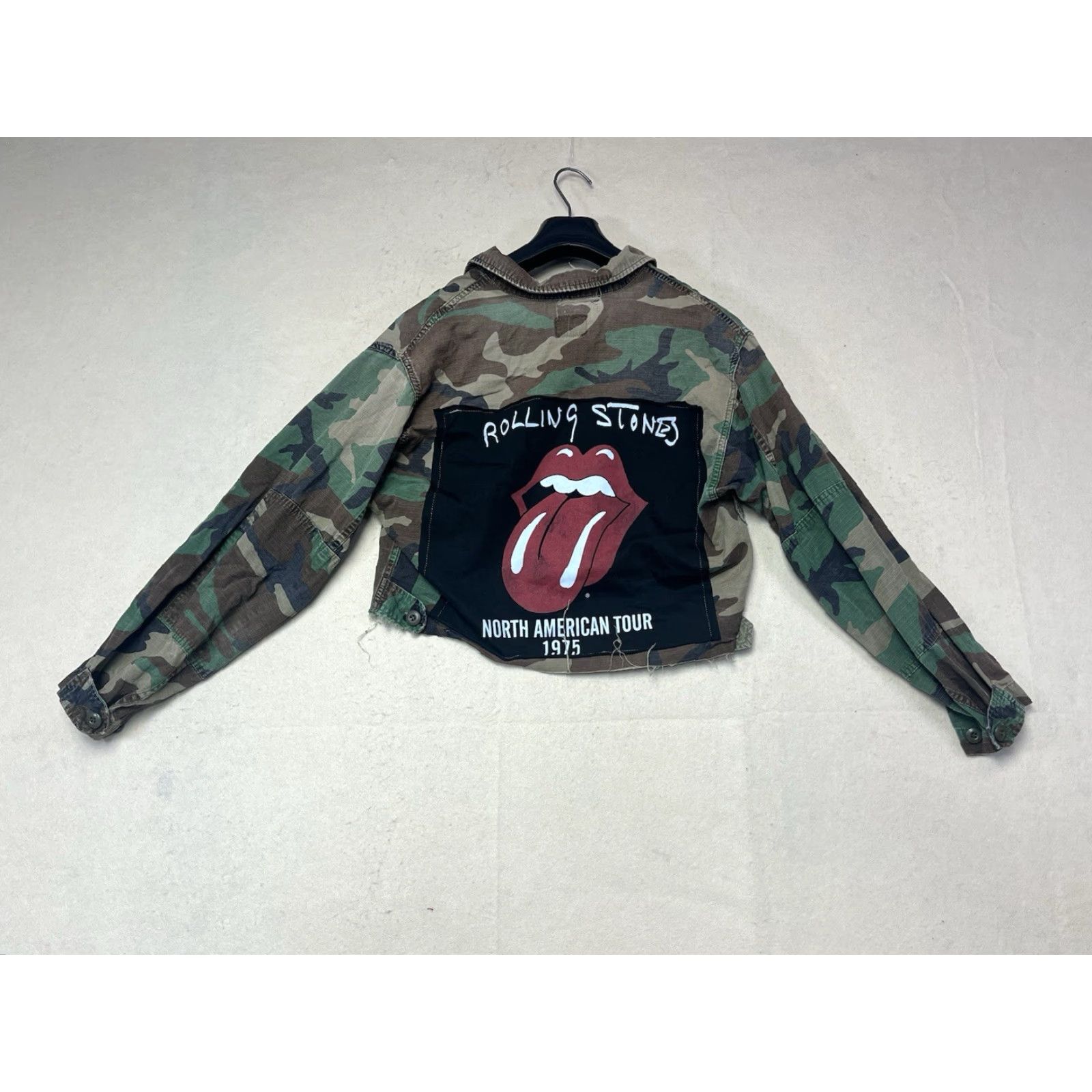 Vintage VINTAGE Dirty Hippie Upcycled Army Camo Shirt Jacket Jacket Casual Unisex Adults Size S Green Camouflage Military Style Rock Boho Hippie 1975 90s? Size US S / EU 44-46 / 1 - 2 Thumbnail