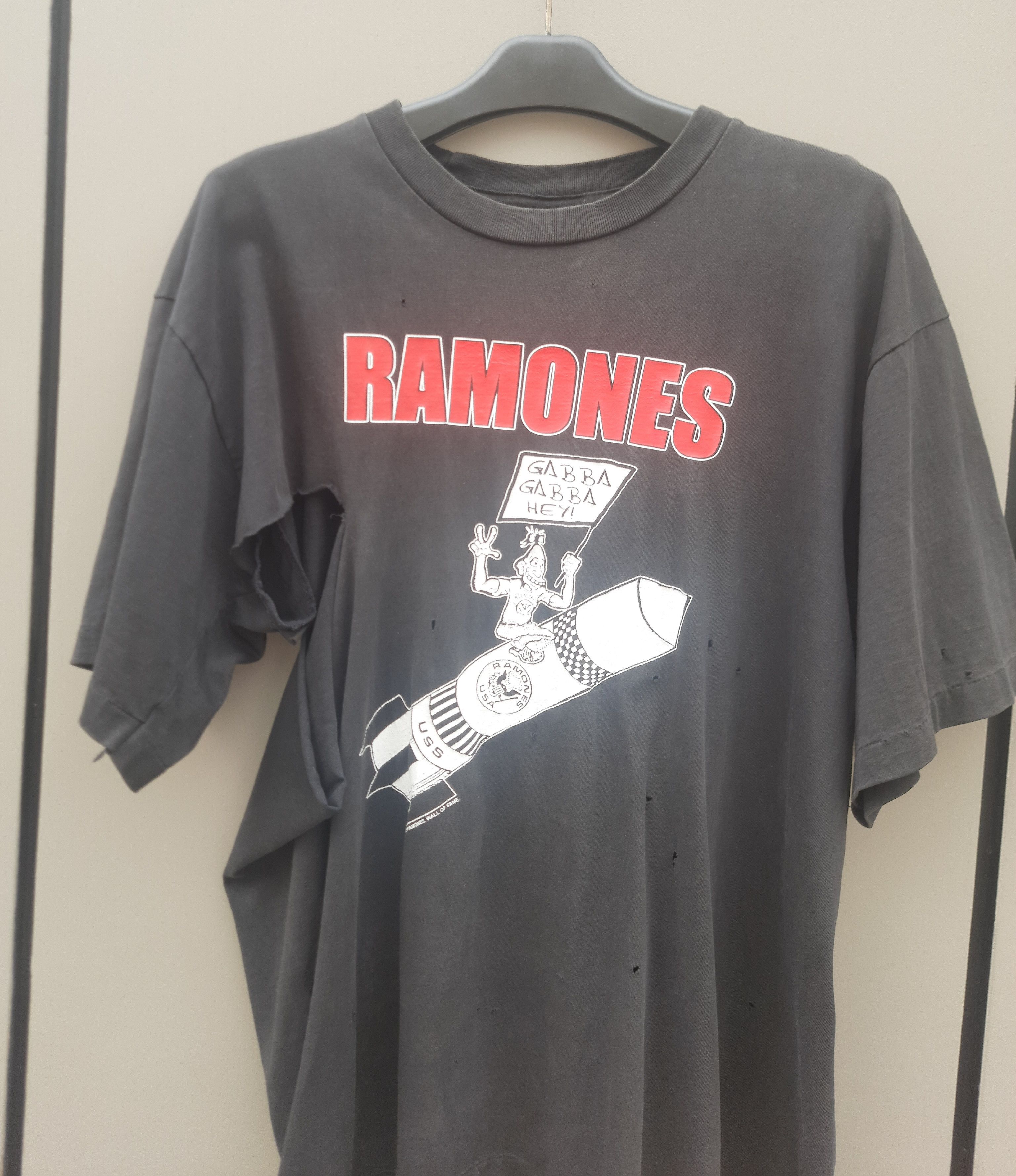 Band Tees Distressed Y2K RAMONES Rocket To Rusia T-Shirt Size US L / EU 52-54 / 3 - 3 Thumbnail