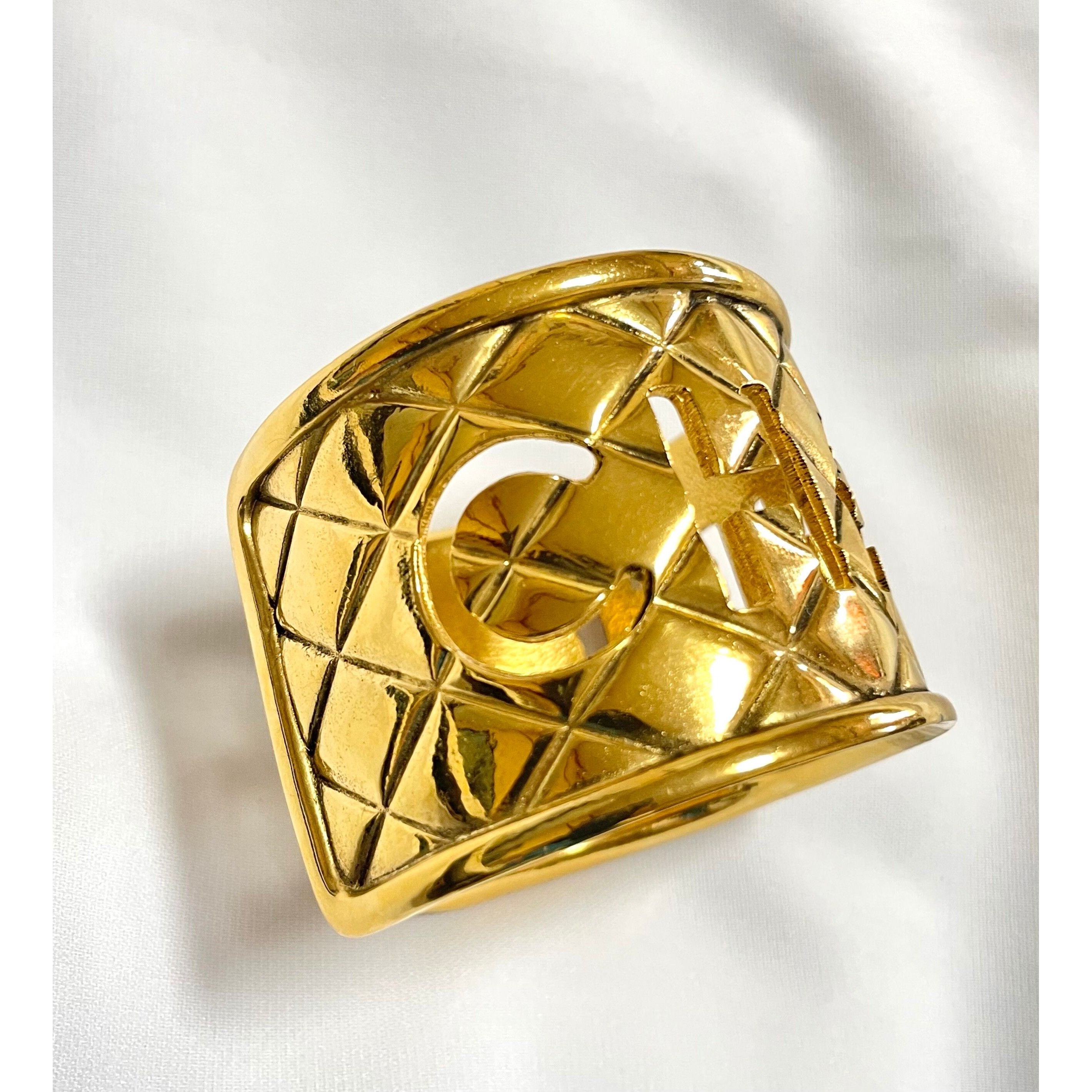 Chanel Vintage Chanel cutout logo bangle with matelasse design. Size ONE SIZE - 2 Thumbnail