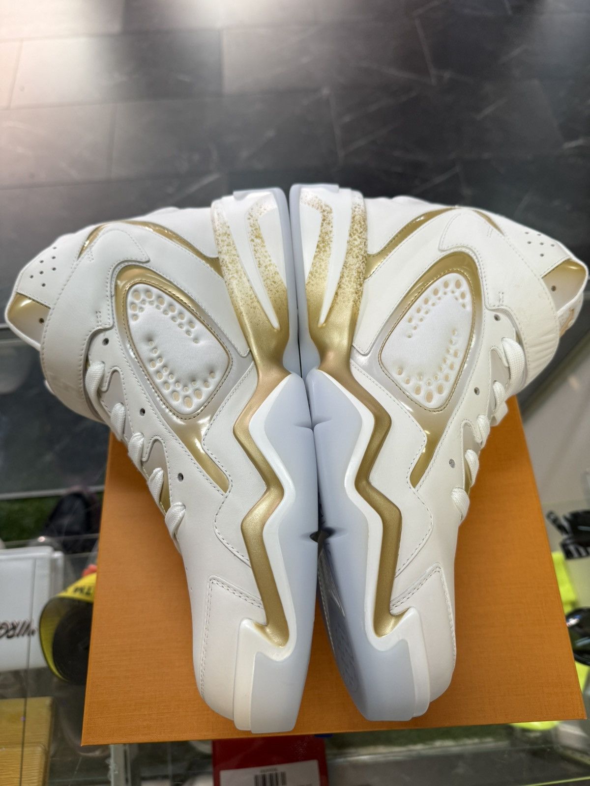 Louis Vuitton Louis Vuitton Trainer 2 White Gold Size US 9 / EU 42 - 7 Thumbnail
