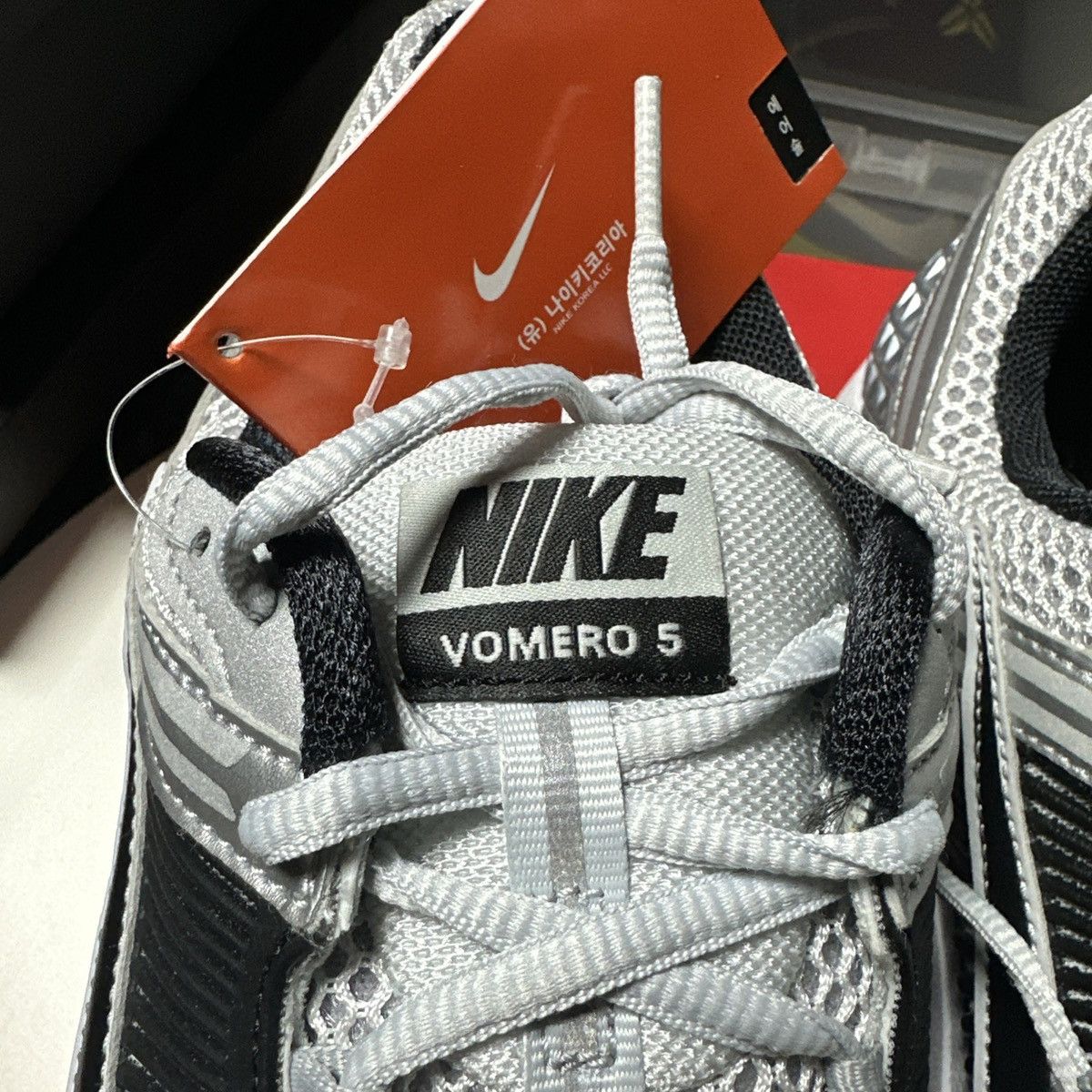 *NEW* Size 10.5 Men, 12 Wmn- Nike Vomero 5 SE Dark Grey