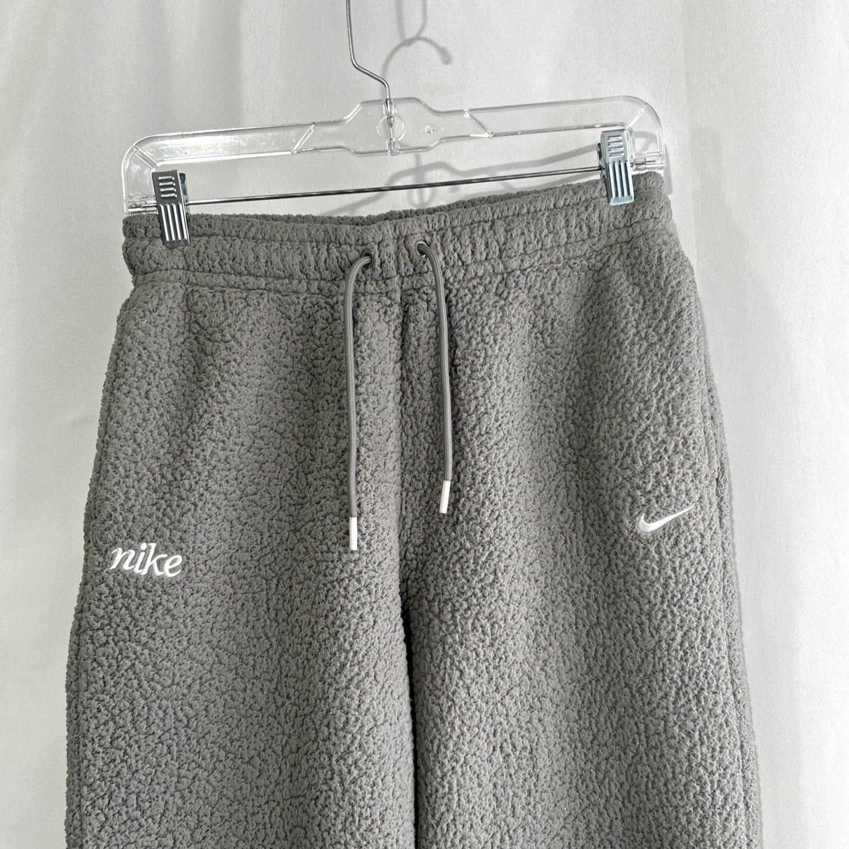 Nike Nike Pants Womens Sz S Gray Faux Fur Sherpa Fleece Swoosh Sweatpant Therma Fit Sweatpants Women Small Gray Nike Therapy Size 28" / US 6 / IT 42 - 2 Thumbnail