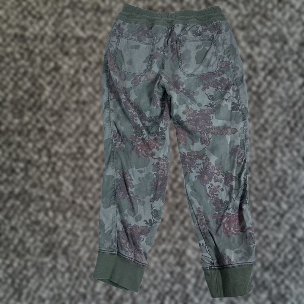 Anthropologie Anthropologie Sweatpants Jogger Camouflage Floral Womens S Green Tapered Pull On Pants Activewear Women Size 28" / US 6 / IT 42 - 1 Thumbnail