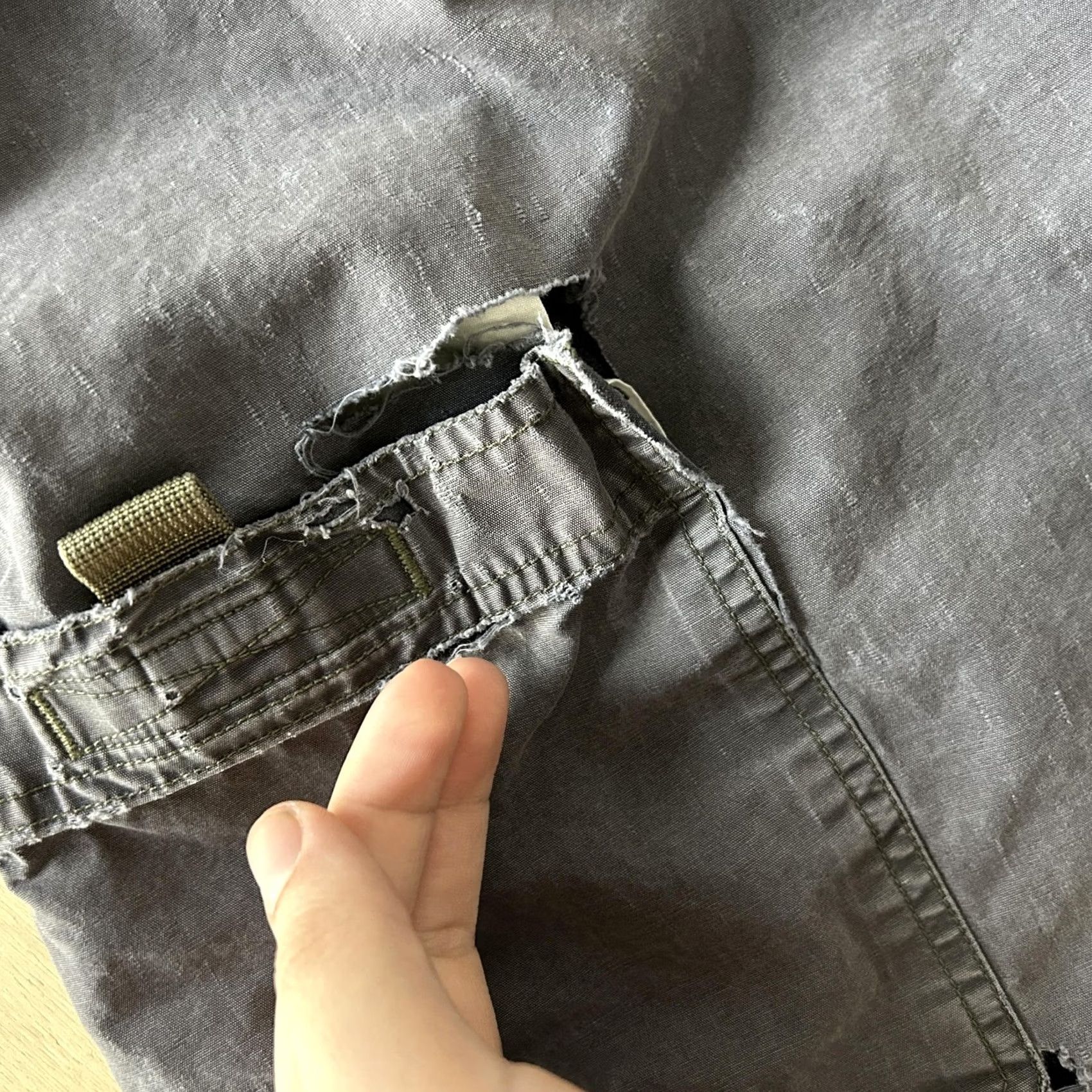 American Eagle Outfitters VINTAGE American Eagle Cargo Shorts Mens 33 Blue Canvas Distressed Cargo Pocket Shorts Relaxed Calf 11in Zip Mens Size US 33 - 3 Thumbnail
