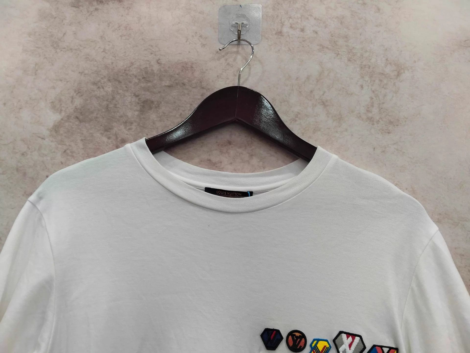 Louis Vuitton LOUIS VUITTON White Badge Embroidered SS T-shirt L 95New Size L / US 10 / IT 46 - 3 Thumbnail