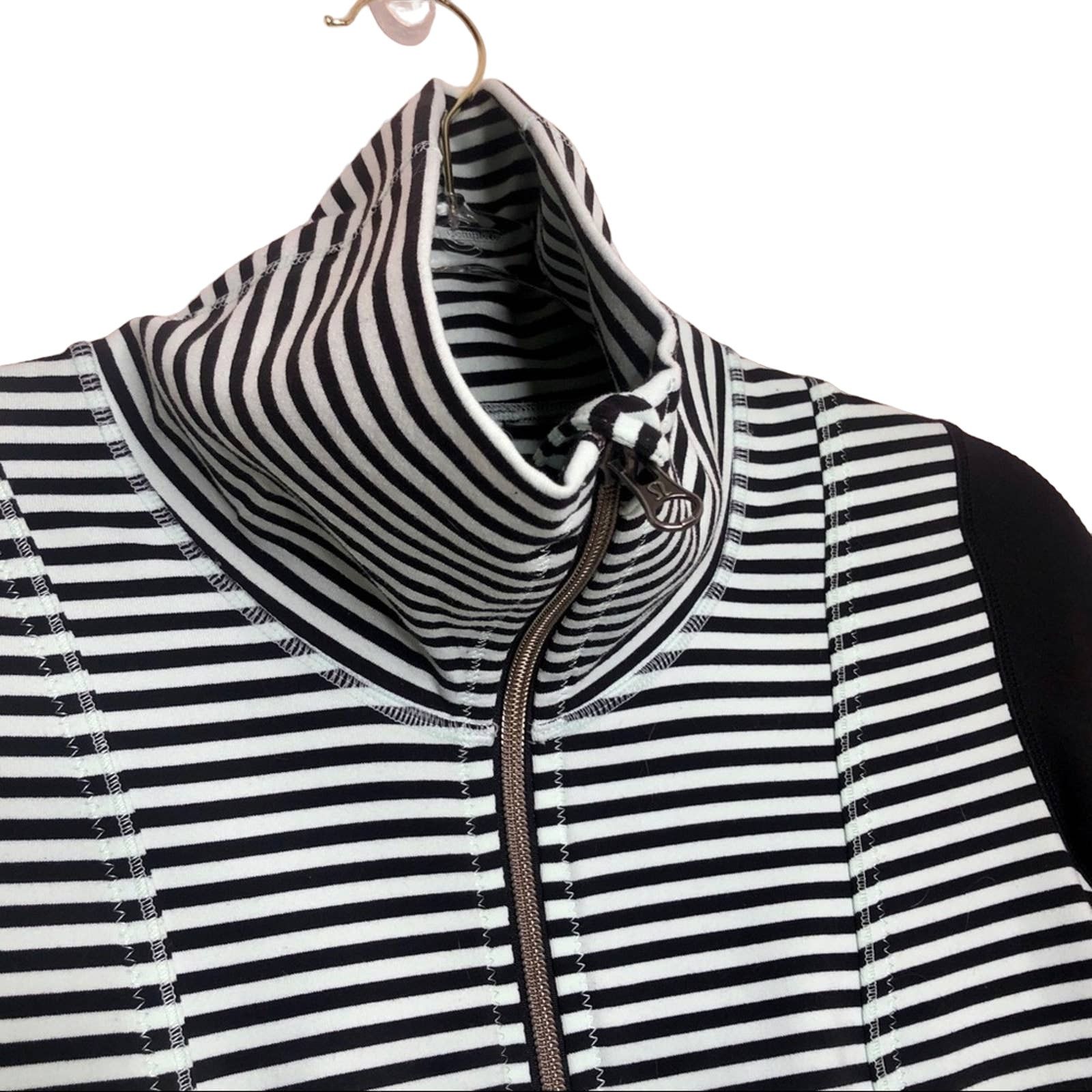 Lululemon Lululemon Daily Yoga Jacket Green Striped Zip Up Jacket 2 Size XS / US 0-2 / IT 36-38 - 8 Thumbnail