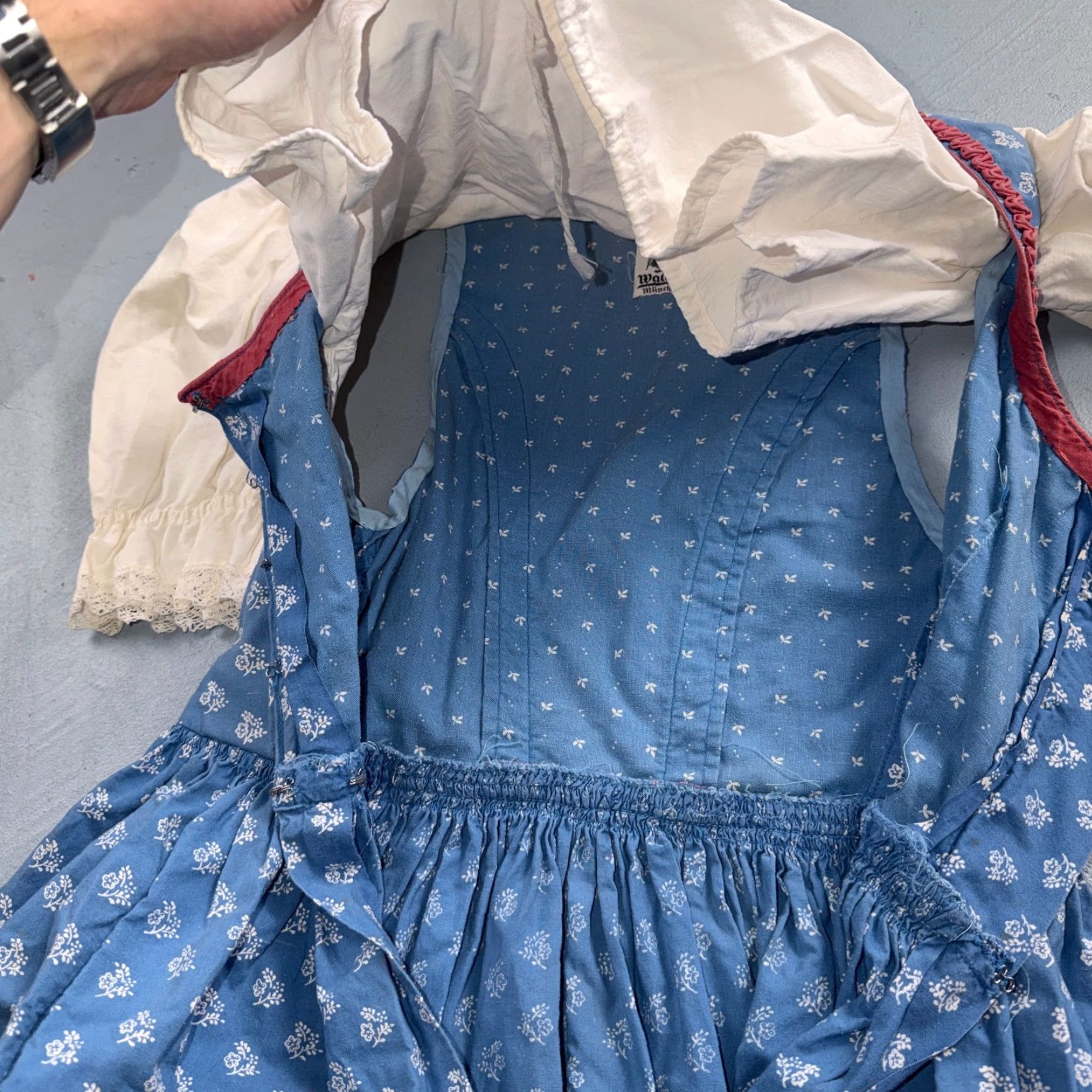 Vintage VINTAGE Wallach Wallach Volkskunfthaus Munchen Antique Dress German Smocked Handmade Dirndl 50s Gold 1900s Size XS / US 0-2 / IT 36-38 - 6 Thumbnail