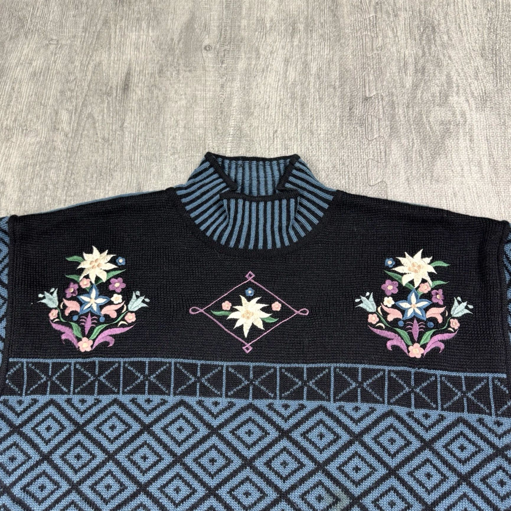 Obermeyer VINTAGE Obermeyer Women's Ski Pullover Wool Blend Sweater Mock Neck Floral 90s Nordic Knit Blue Small Women’s Sweater Size S / US 4 / IT 40 - 2 Thumbnail