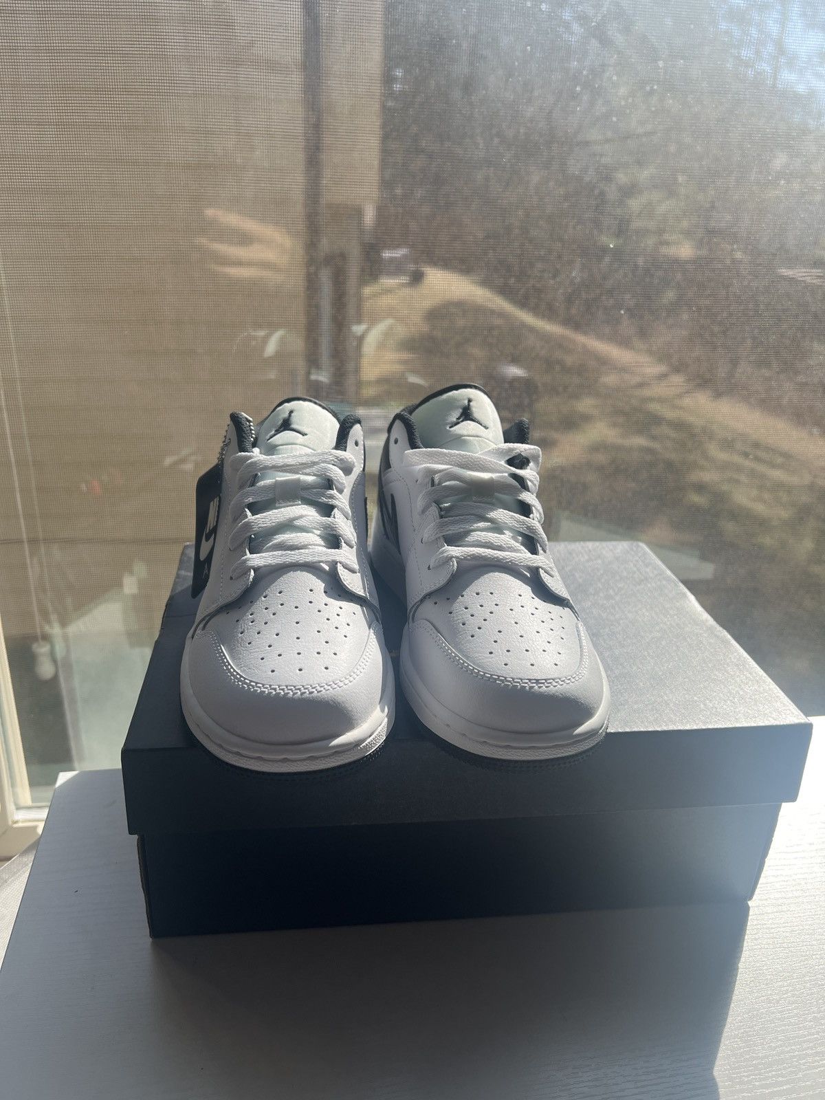 Jordan Brand × Nike Air Jordan 1 Low (GS) Size US 6 / EU 39 - 3 Thumbnail