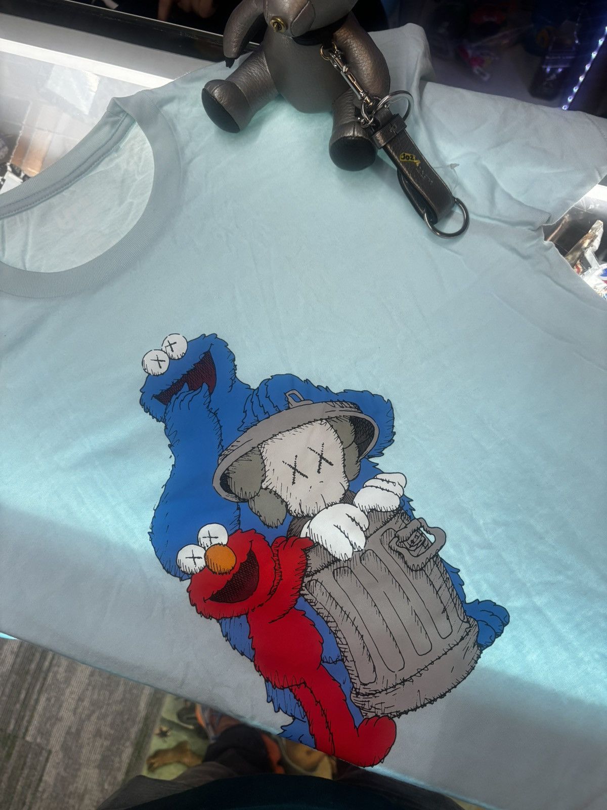 Kaws Kaws x Sesame Street Cookie Monster Large Uniqlo T Shirt Size US L / EU 52-54 / 3 - 2 Thumbnail