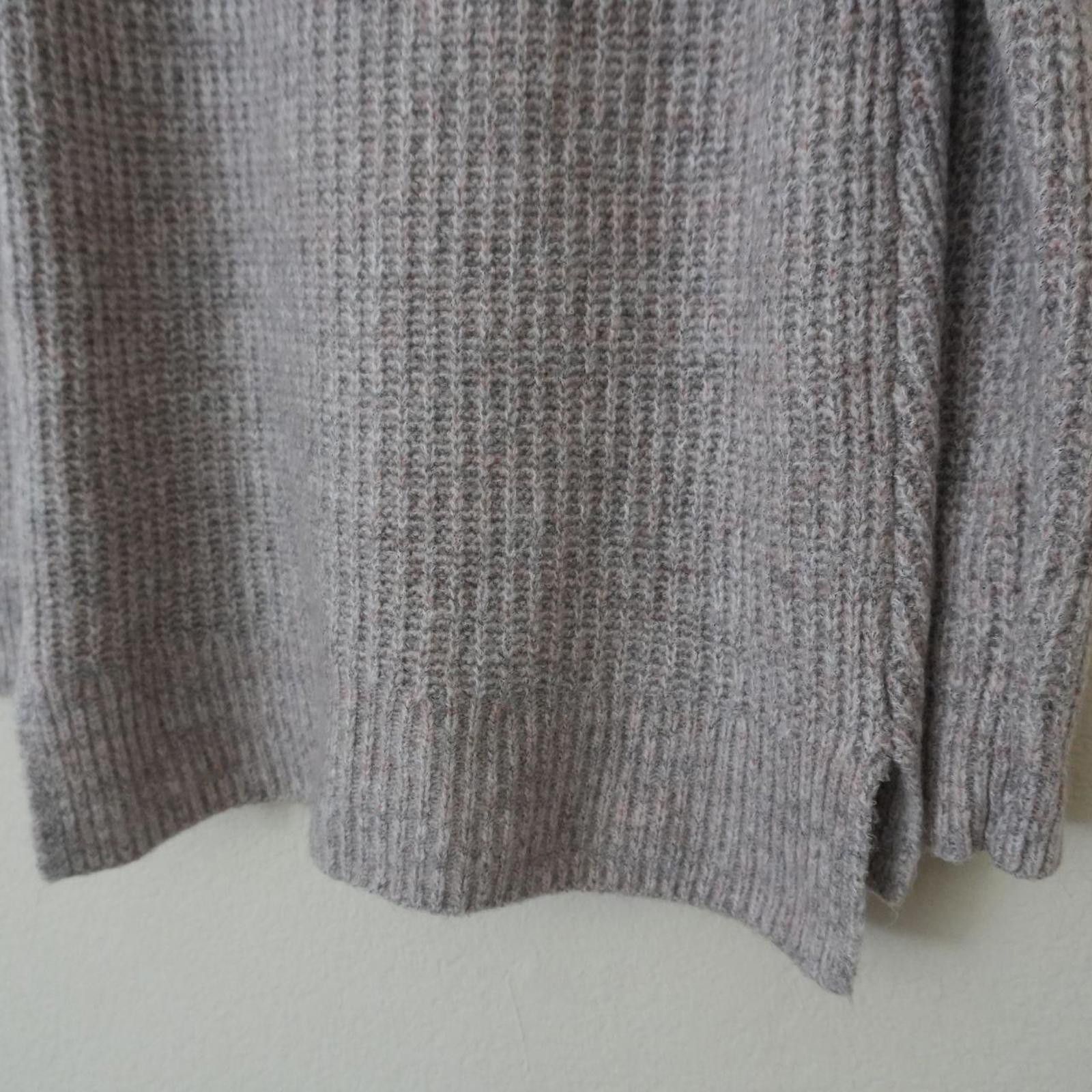 Abercrombie & Fitch Abercrombie & Fitch Sweater Women's L Grey Pink Knit V Neck Size L / US 10 / IT 46 - 7 Thumbnail