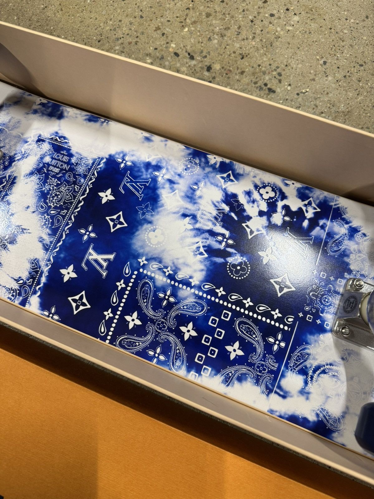 Louis Vuitton × Virgil Abloh Louis Vuitton Bandana Monogram Skateboard RARE NEW Size ONE SIZE - 5 Thumbnail