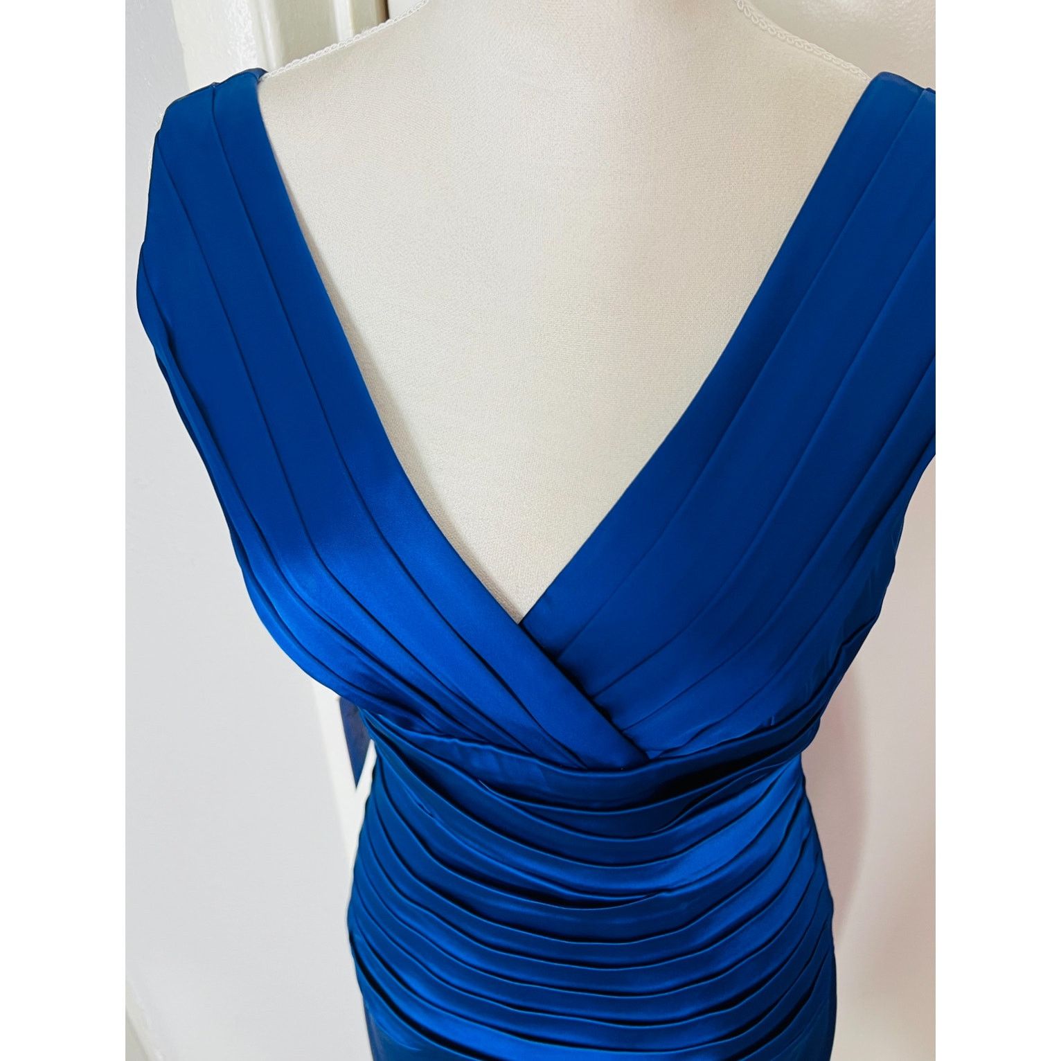 Calvin Klein Calvin Klein royal blue v neck ruched cocktail dress Sz 6 Size M / US 6-8 / IT 42-44 - 3 Thumbnail