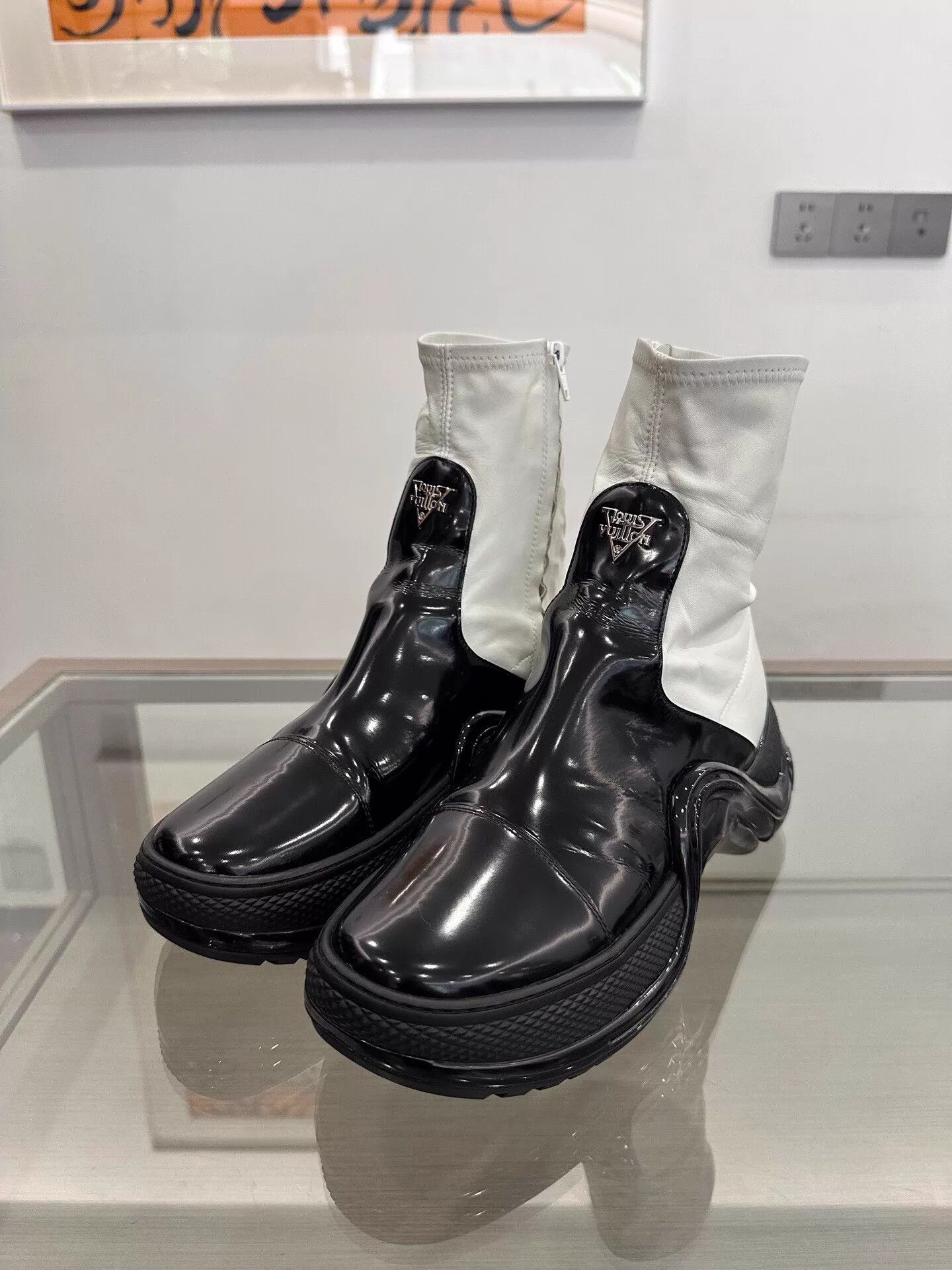 Louis Vuitton LV Archlight 1.0 Women's B&W Patent Sneaker Silver Logo Size US 7 / IT 37 - 1 Thumbnail