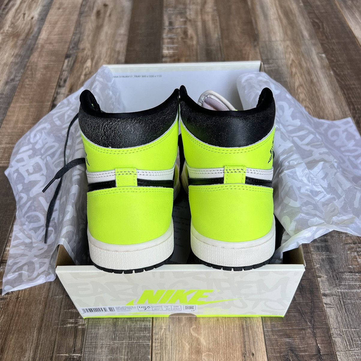 Nike Air Jordan 1 Retro High OG Volt/Black Size US 7.5 / EU 40-41 - 6 Thumbnail