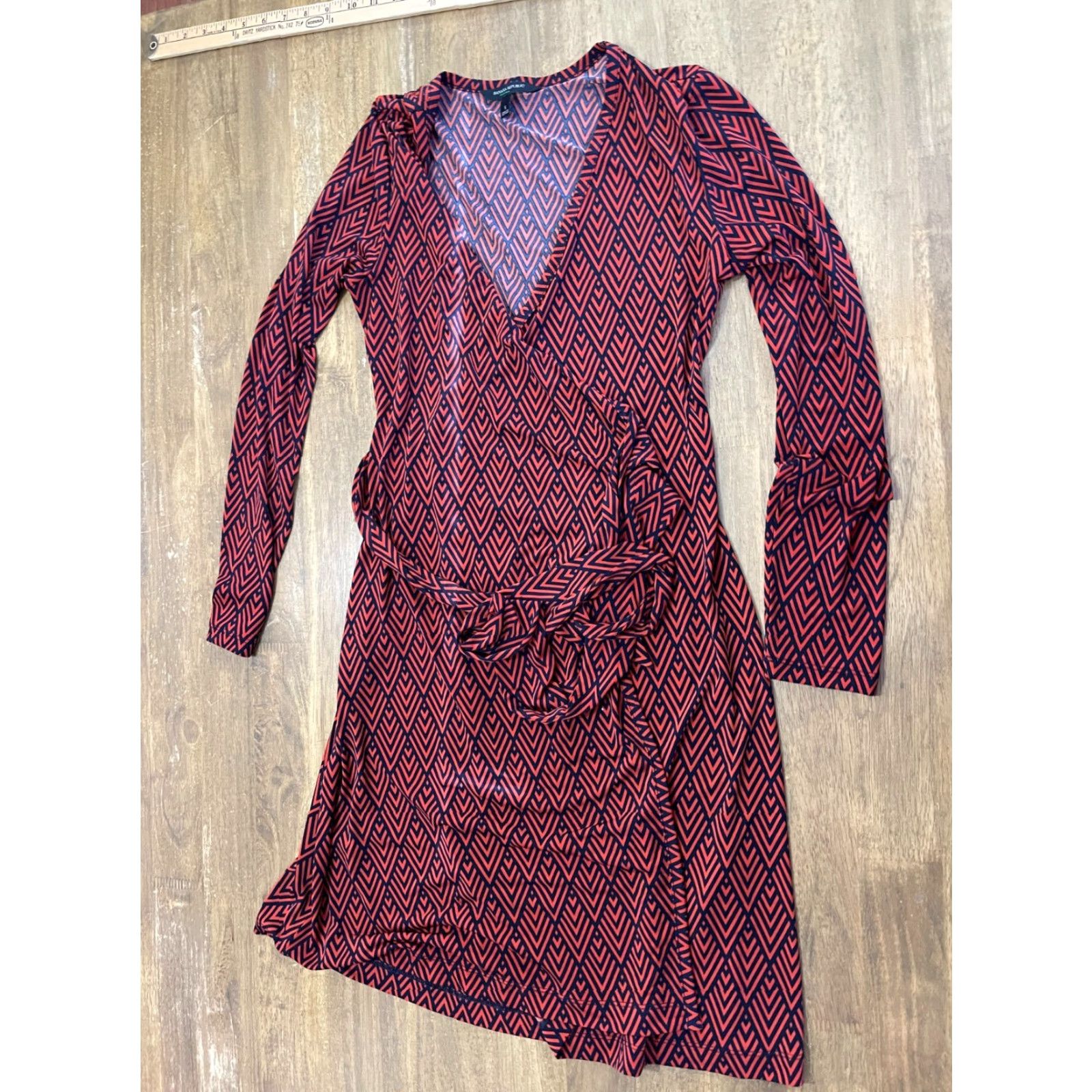 Banana Republic Banana Republic Robe Women S Red Black Long Sleeve V-Neck Tie Geometric Pattern Dress Size S / US 4 / IT 40 - 2 Thumbnail