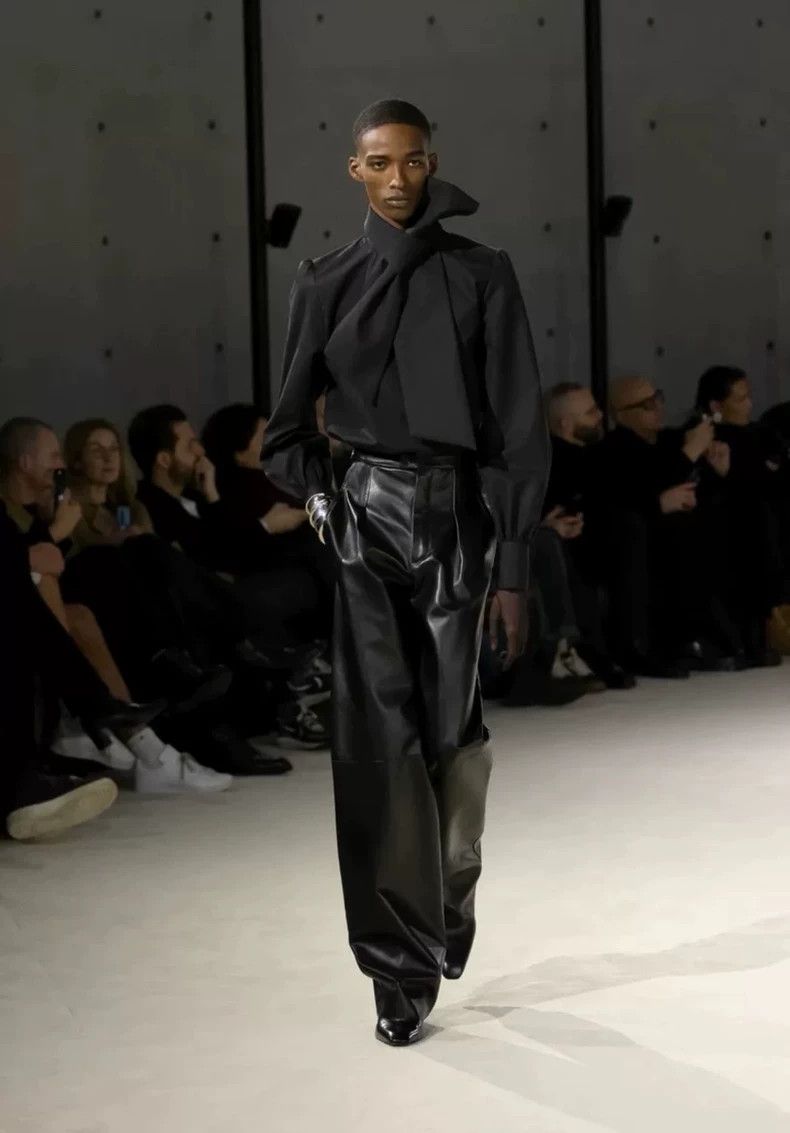 Yves Saint Laurent Saint Laurent size 39 23 Runway Style Big Standing Bow Tie Size US M / EU 48-50 / 2 - 2 Thumbnail