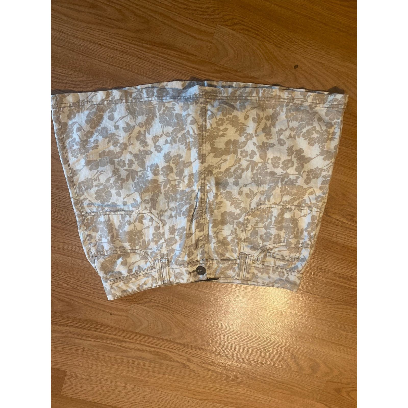 & Other Stories Floral Skirt Size 10 With Short Pockets and Zipper Size 33" - 3 Thumbnail