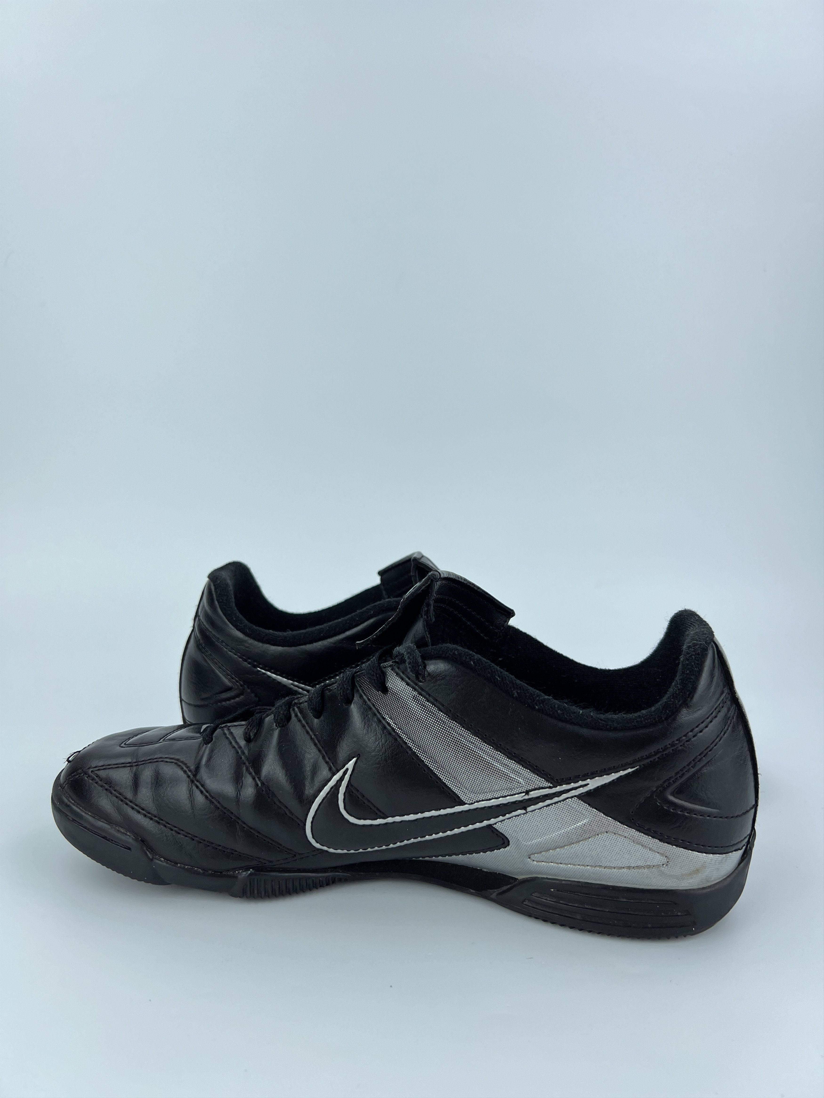 Nike Vintage 2009 Nike Football Black Leather Low Top Sneakers Size US 9.5 / EU 42-43 - 4 Thumbnail