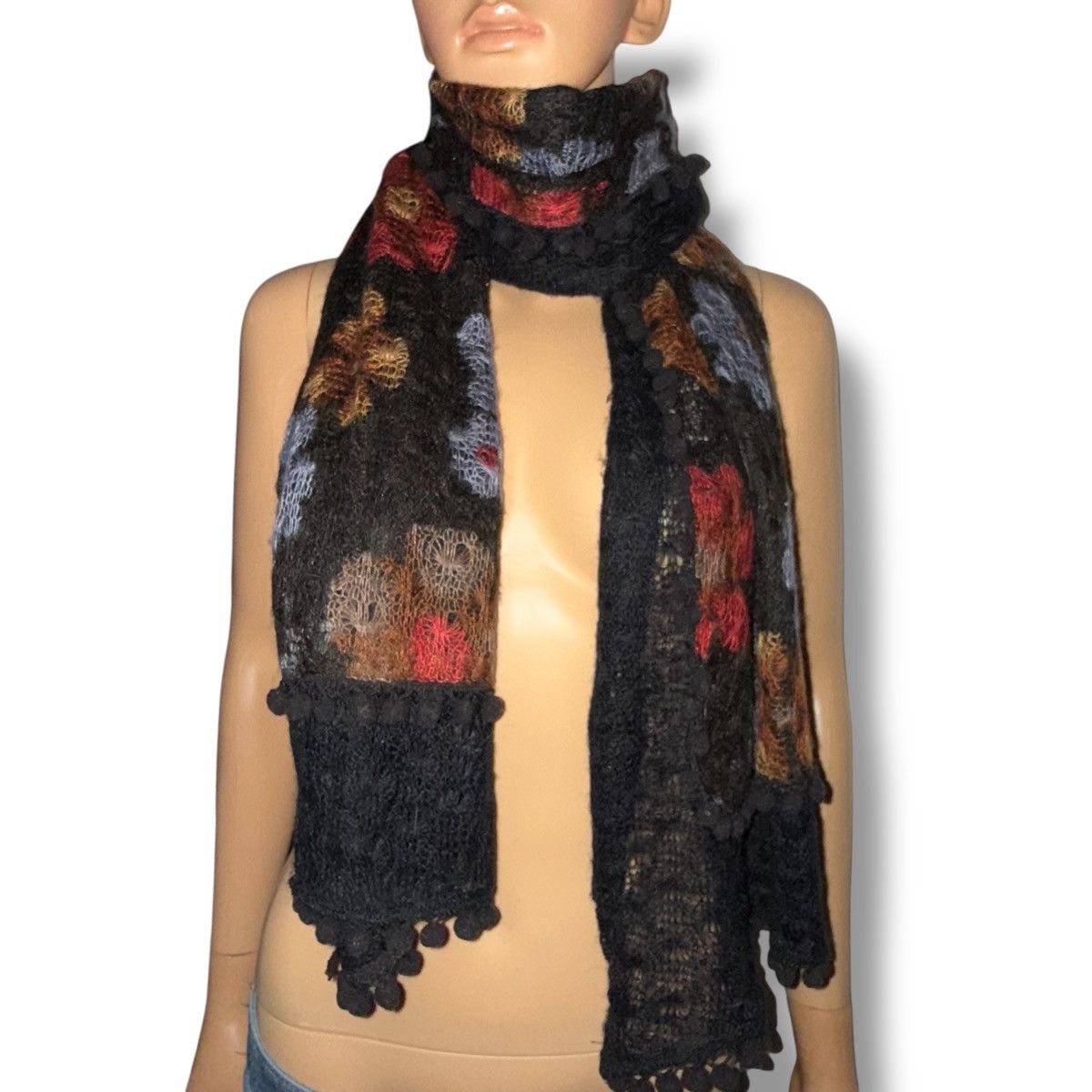 Vintage Vintage black floral embroidered scarf Size ONE SIZE - 4 Thumbnail