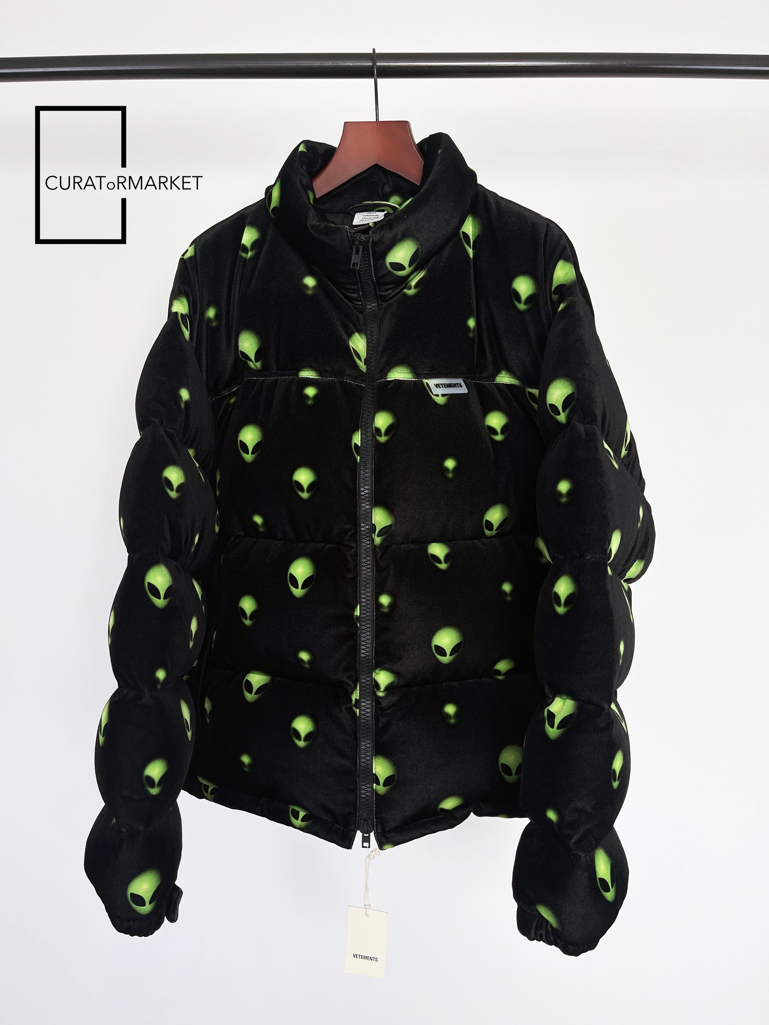 Vetements RARE Space Alien Head Velvet Down Padded Puffer Jacket FW22 Size US L / EU 52-54 / 3 - 1 Thumbnail