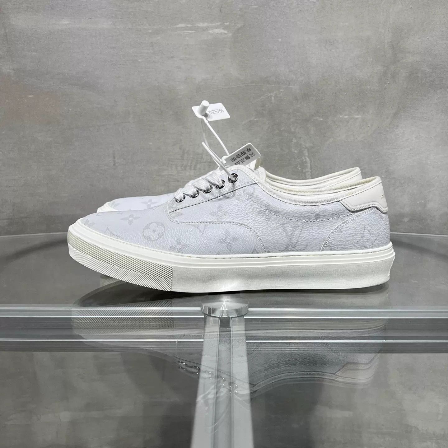 Louis Vuitton LV white and gray monogram sneakers UK7 (41) Size US 8 / EU 41 - 3 Thumbnail