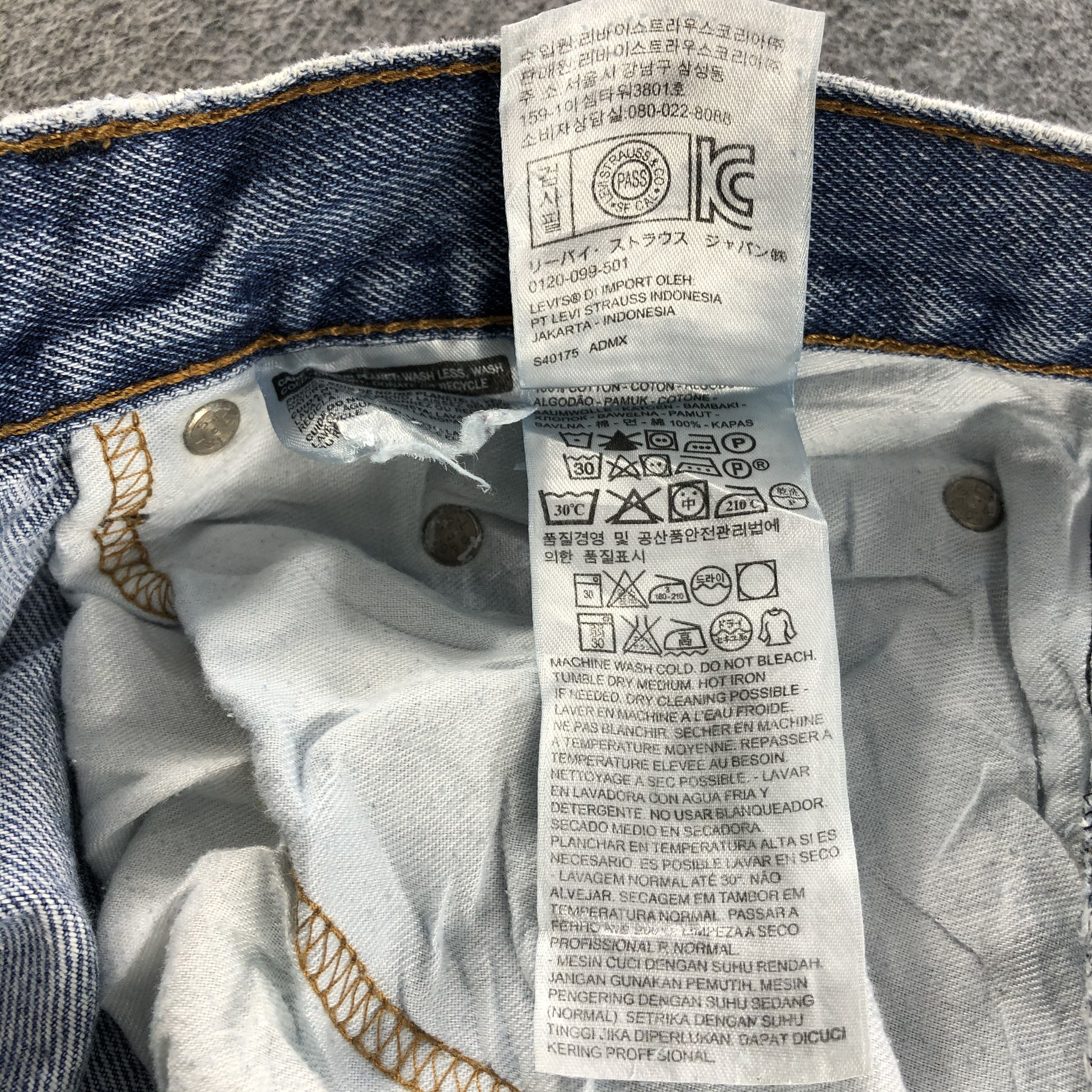 Levi's W48 Light Wash Vintage Levis 560 Jeans-J1192 Size US 44 / EU 60 - 10 Thumbnail