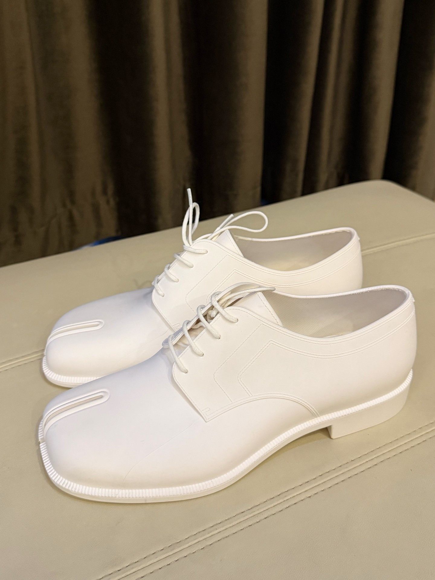 Maison Margiela Maison Margiela White Tabi Split-Toe Shoes Size US 9 / EU 42 - 1 Thumbnail