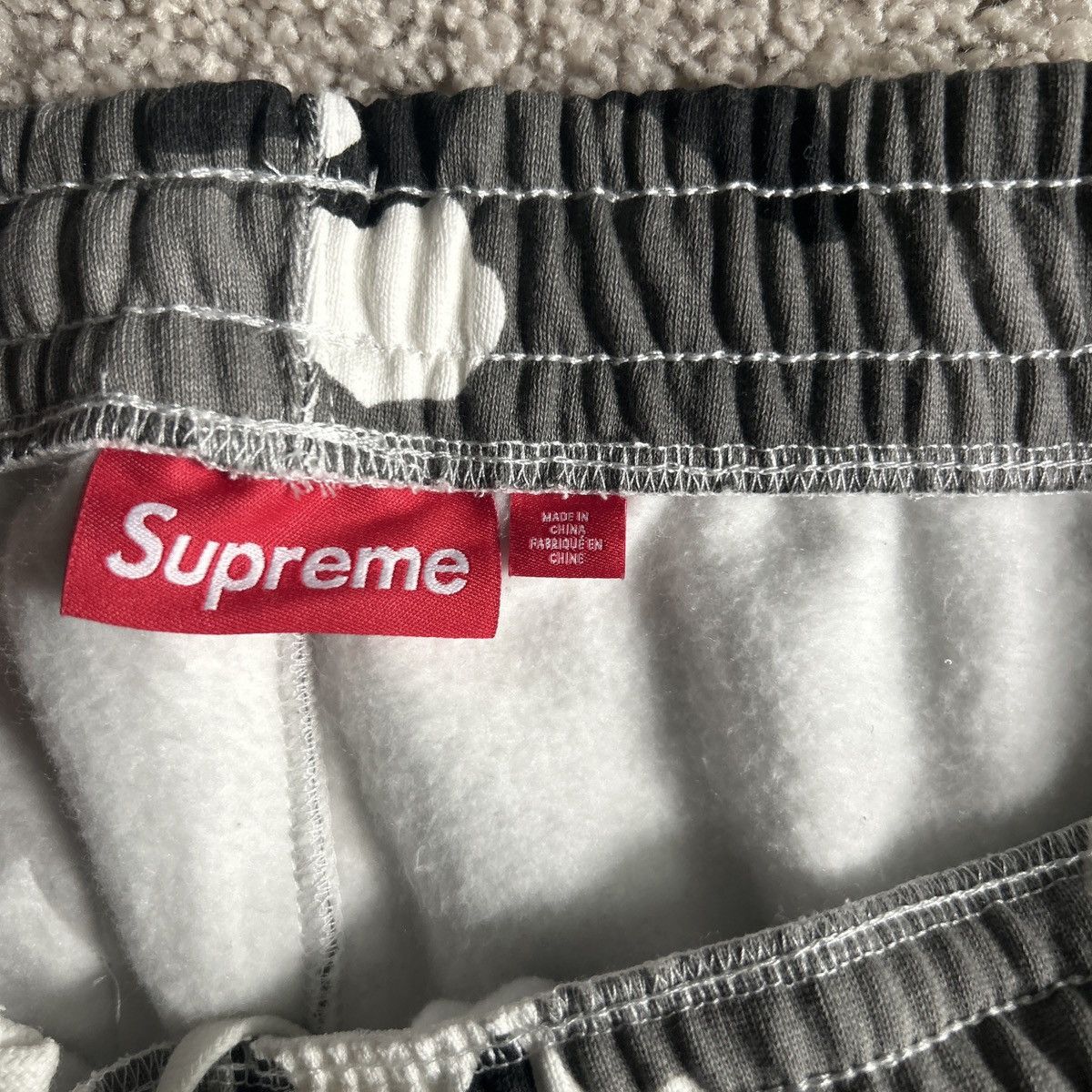 Supreme Supreme appliqué snow white sweatpants Size US 32 / EU 48 - 4 Thumbnail