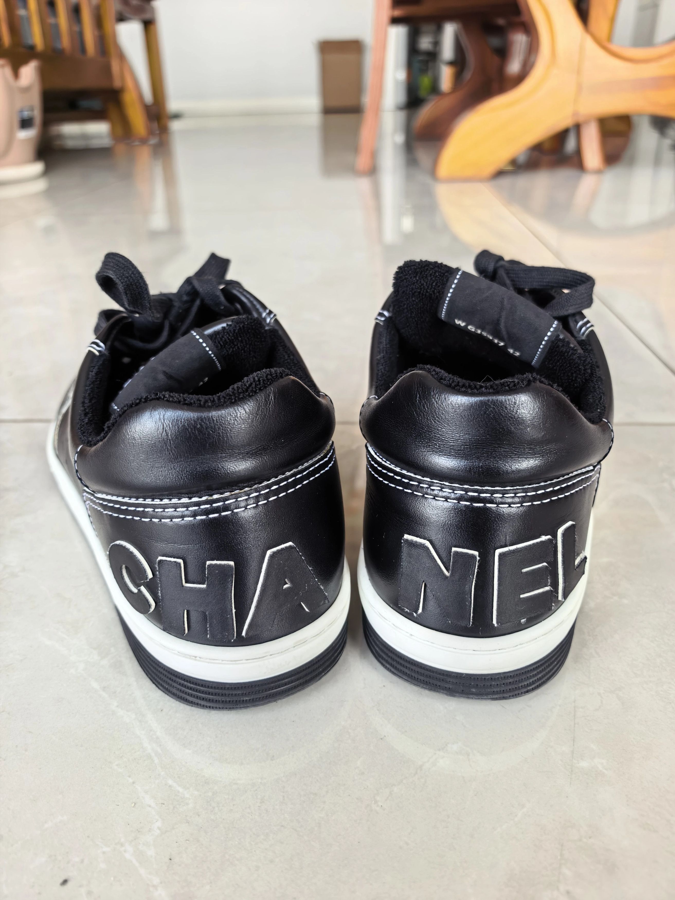 Chanel Chanel Leather Logo Back Sneakers 42 (Fits 43) Size US 9 / EU 42 - 2 Thumbnail