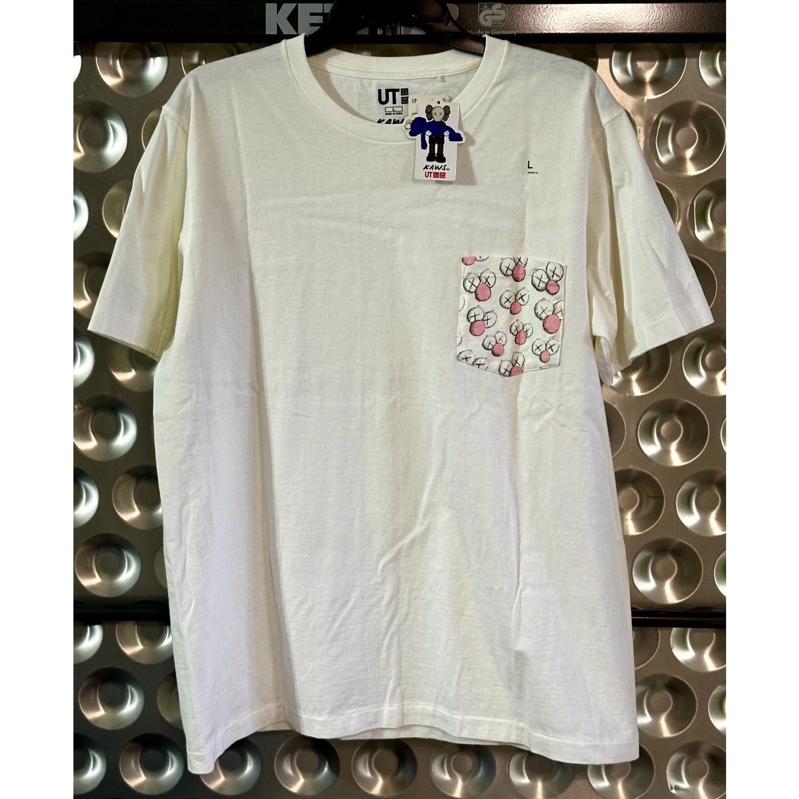 Uniqlo Kaws Pocket Pocket Shirt | Large | UT Graphic Shirt | New Size US L / EU 52-54 / 3 - 1 Thumbnail