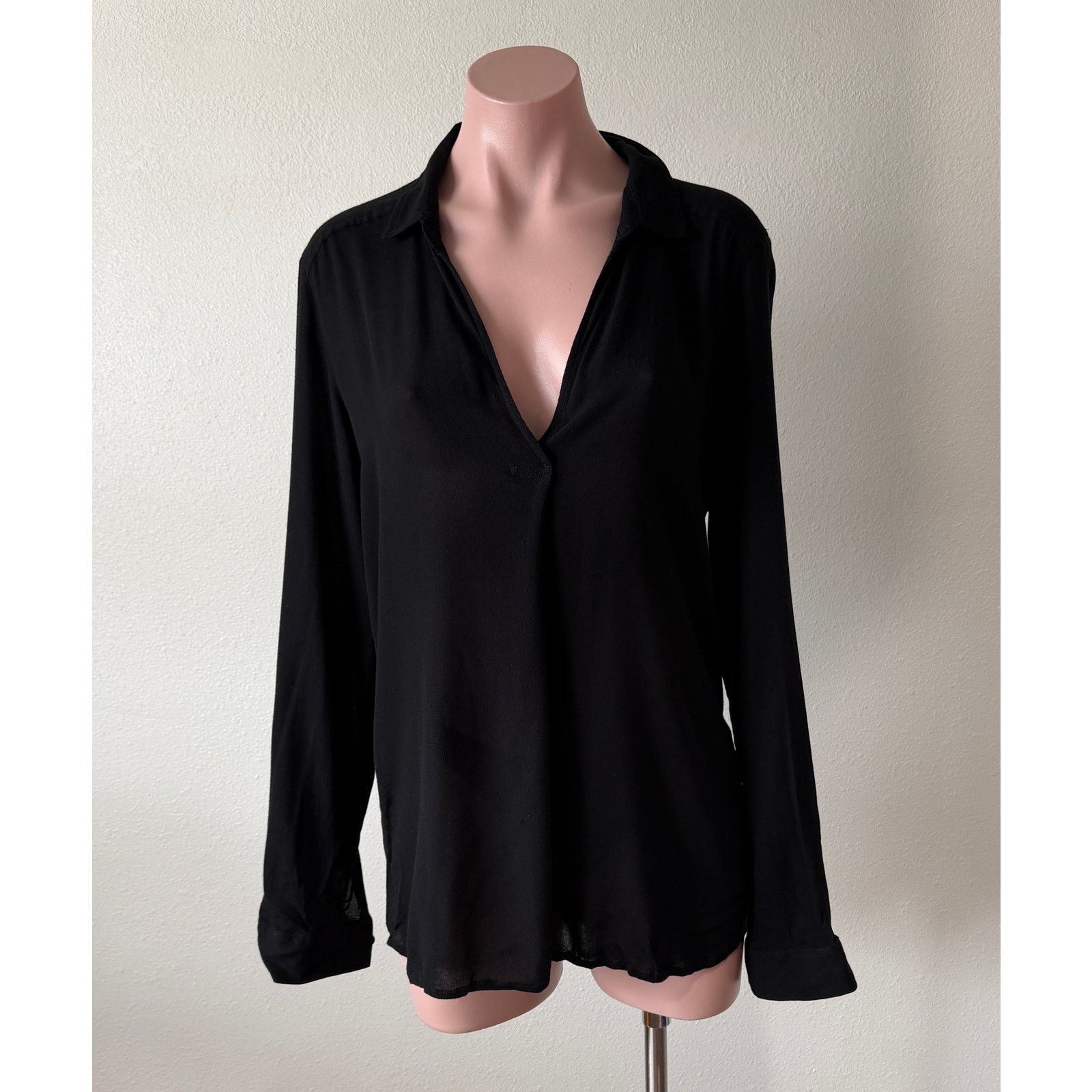 Other Leith Black Long Sleeve V-Neck Collar Tunic Top Blouse M Size M / US 6-8 / IT 42-44 - 1 Thumbnail