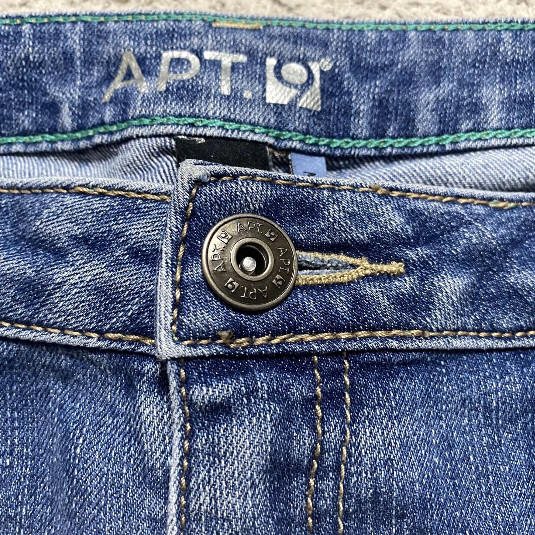 Apt. 9 Apt. 9 Shorts Womens 10 Blue Denim Medium Wash Modern Distress Cut Off Inseam 4" Size 32" / US 10 / IT 46 - 7 Thumbnail