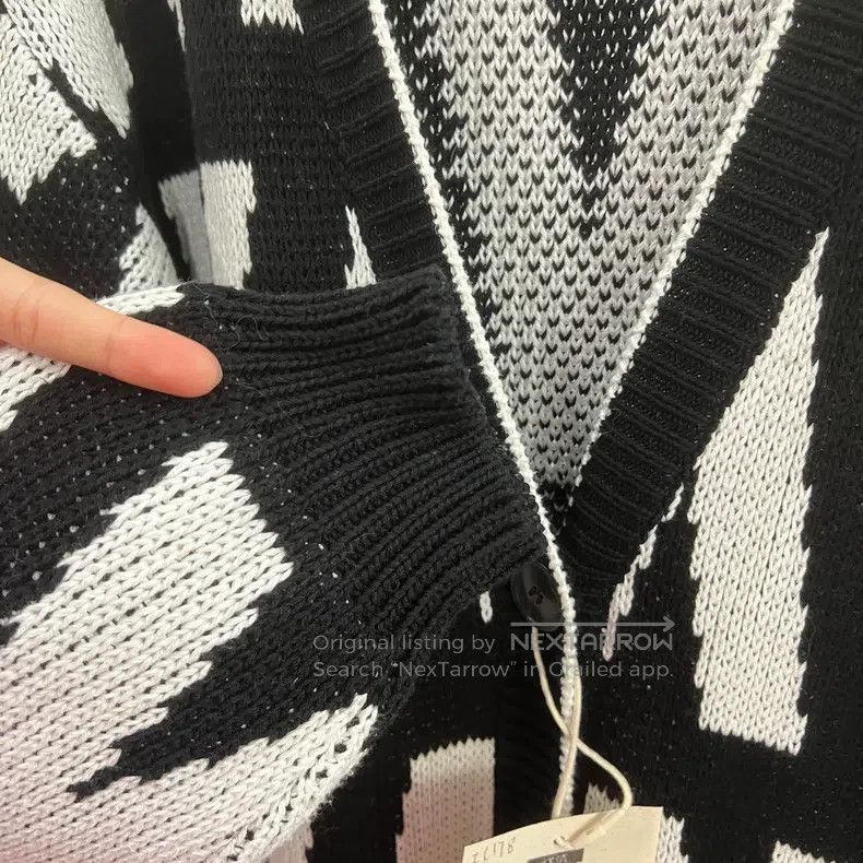 Valentino Valentino The V letter is full of printed sweaters Size S / US 4 / IT 40 - 7 Thumbnail