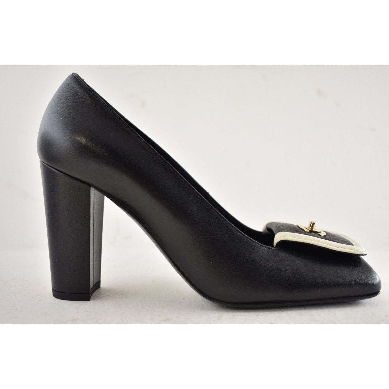 Chanel Chanel 26S Blazy White Square Turnlock Block Heel Pump 38.5 Size US 8.5 / IT 38.5 - 2 Thumbnail