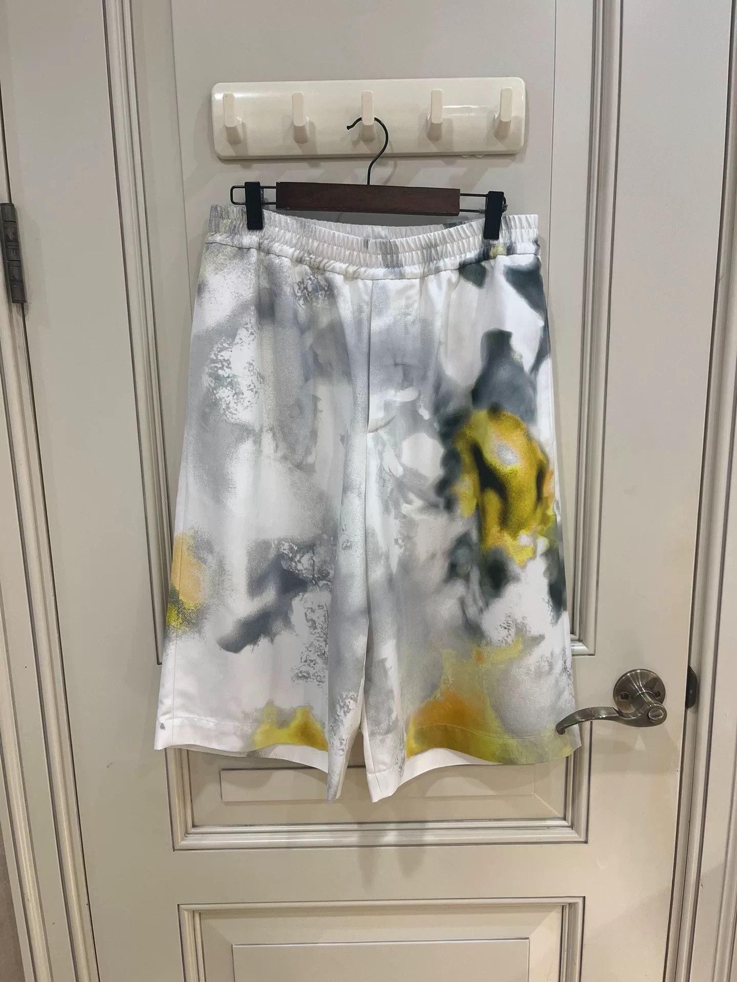 Alexander McQueen Alexander McQueen Abstract Pattern Shorts Size US 28 / EU 44 - 2 Thumbnail