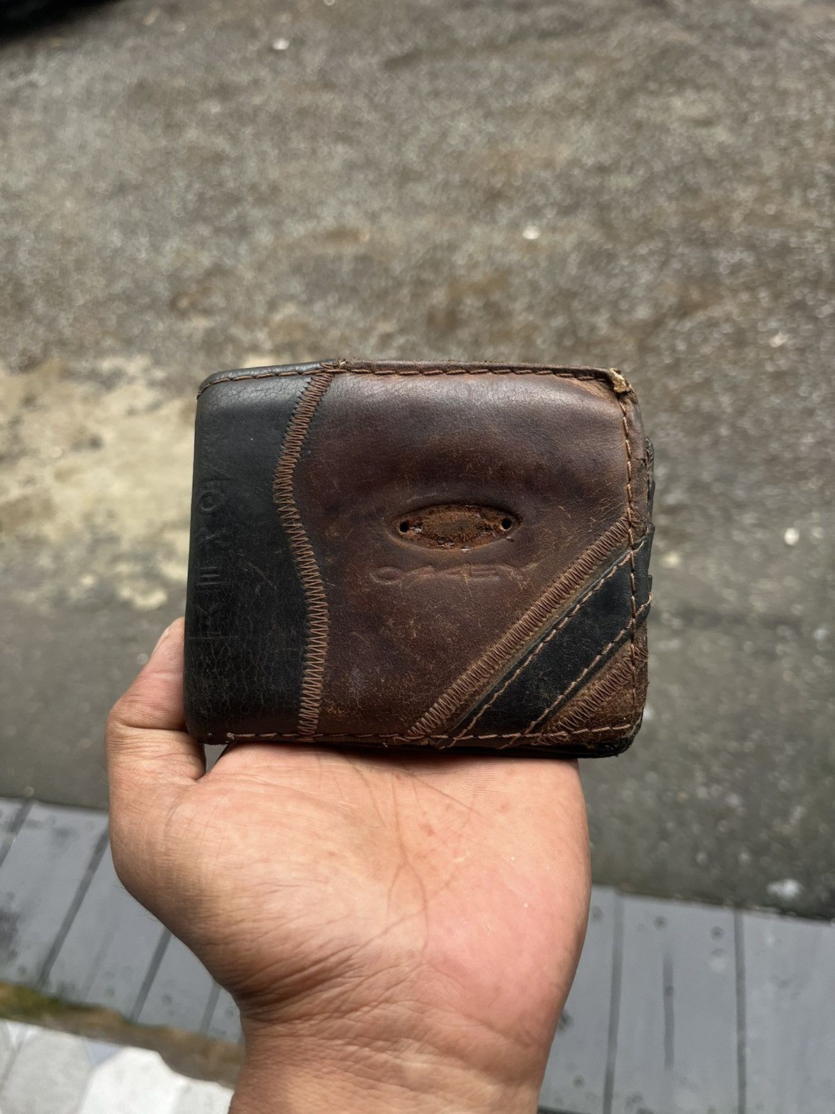 Oakley Oakley Distressed Leather Wallet Zig-Zag Stitching Vintage Size ONE SIZE - 2 Thumbnail