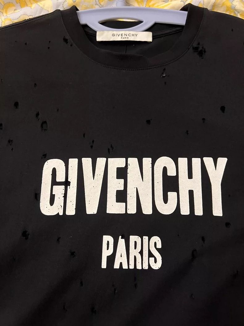 Givenchy Givenchy Small hole, celebrity-inspired OS fit, size S Size US S / EU 44-46 / 1 - 4 Thumbnail
